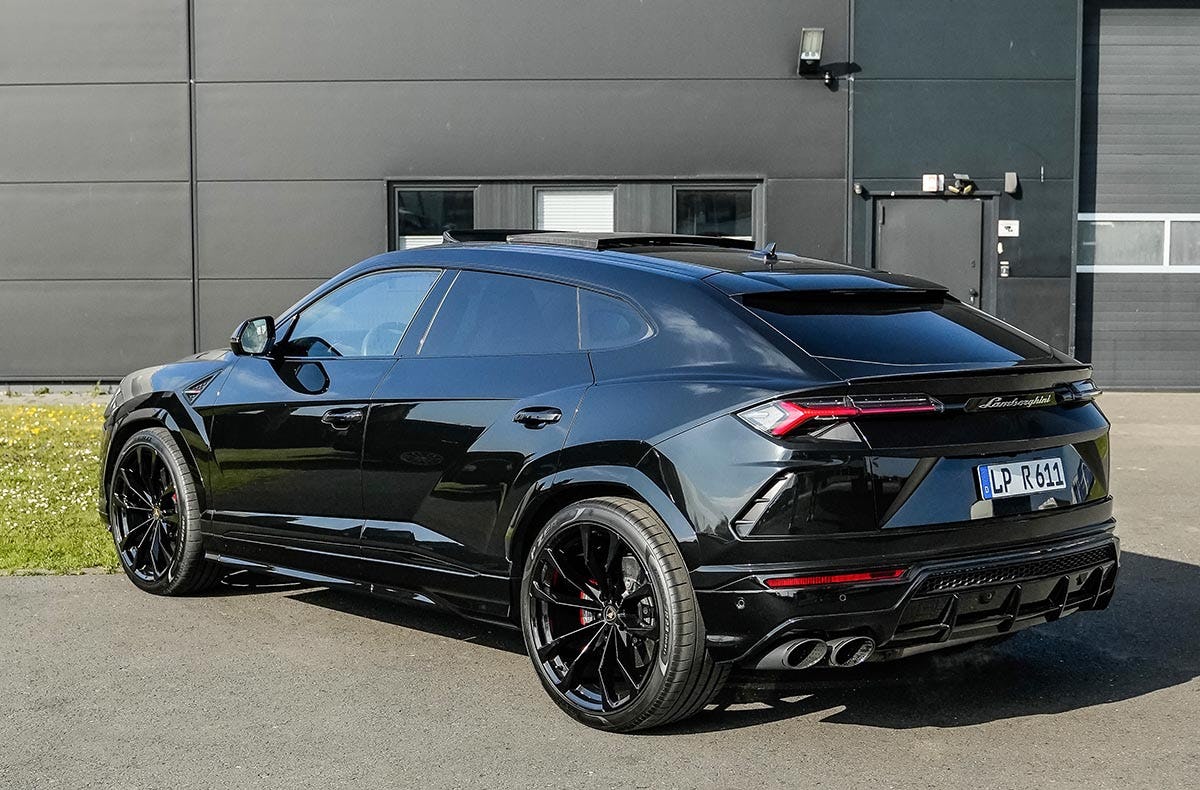 Lamborghini Urus mieten (12 Std.)