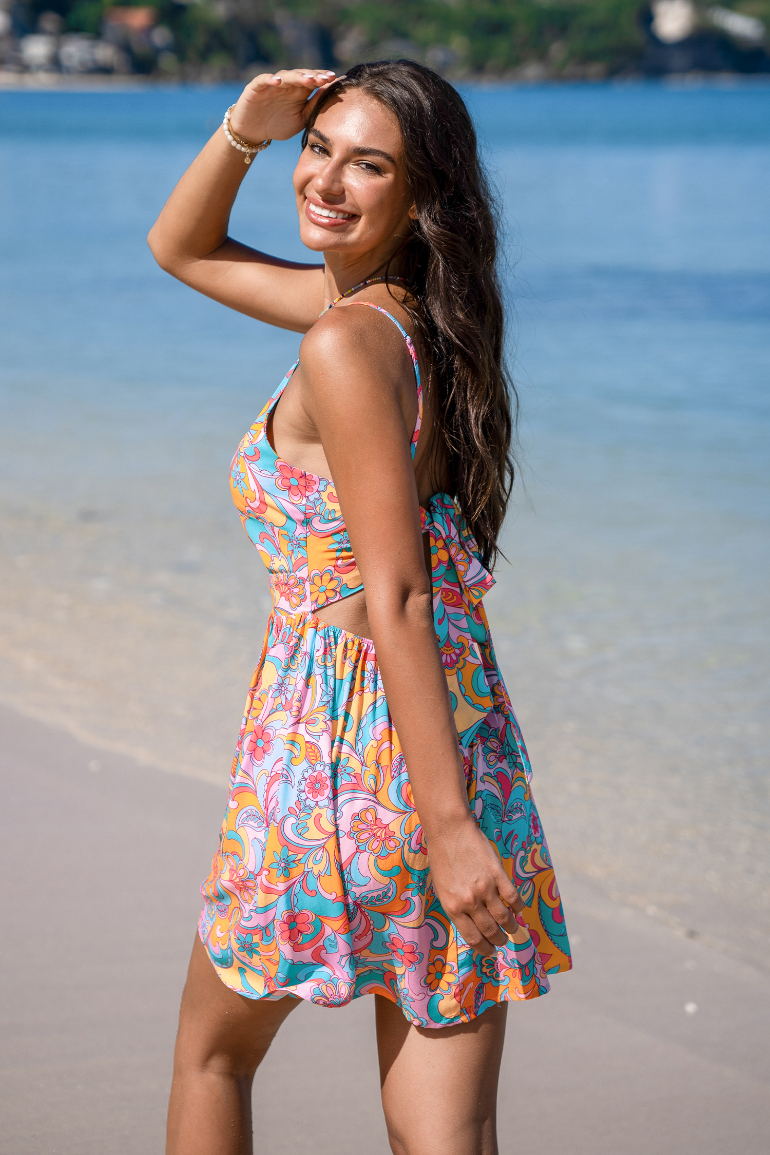 Robe mini fleurie avec dos à nouer rétro découpée
