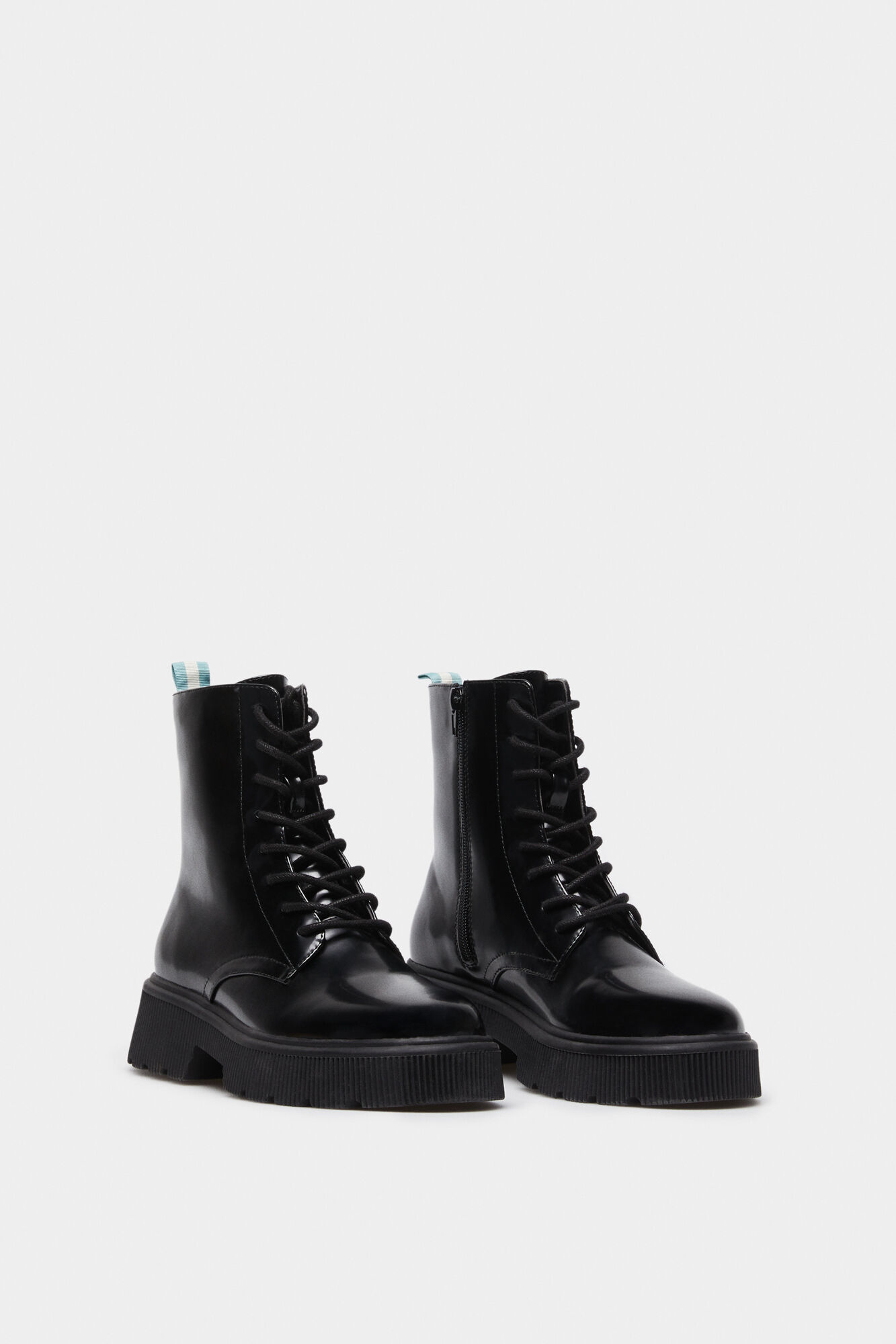 Bota com efeito de couro envernizado e sola tratorada