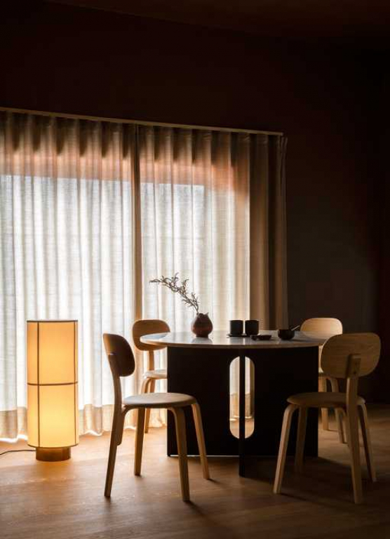 Audo Copenhagen Androgyne eettafel Ø150 donker eiken