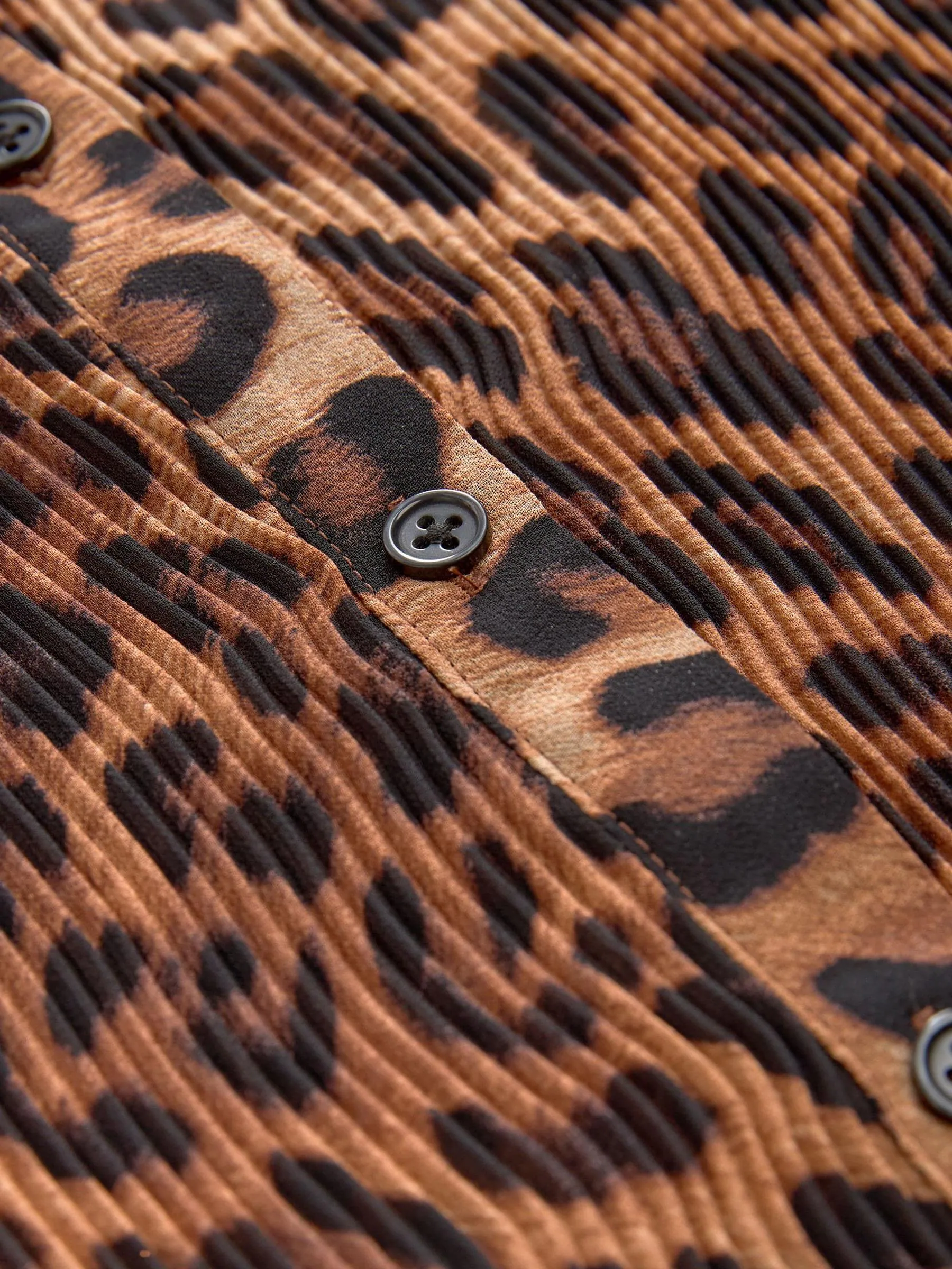 Bruin met luipaardprint - Aansluitend overhemd met plooitjes en lange mouwen