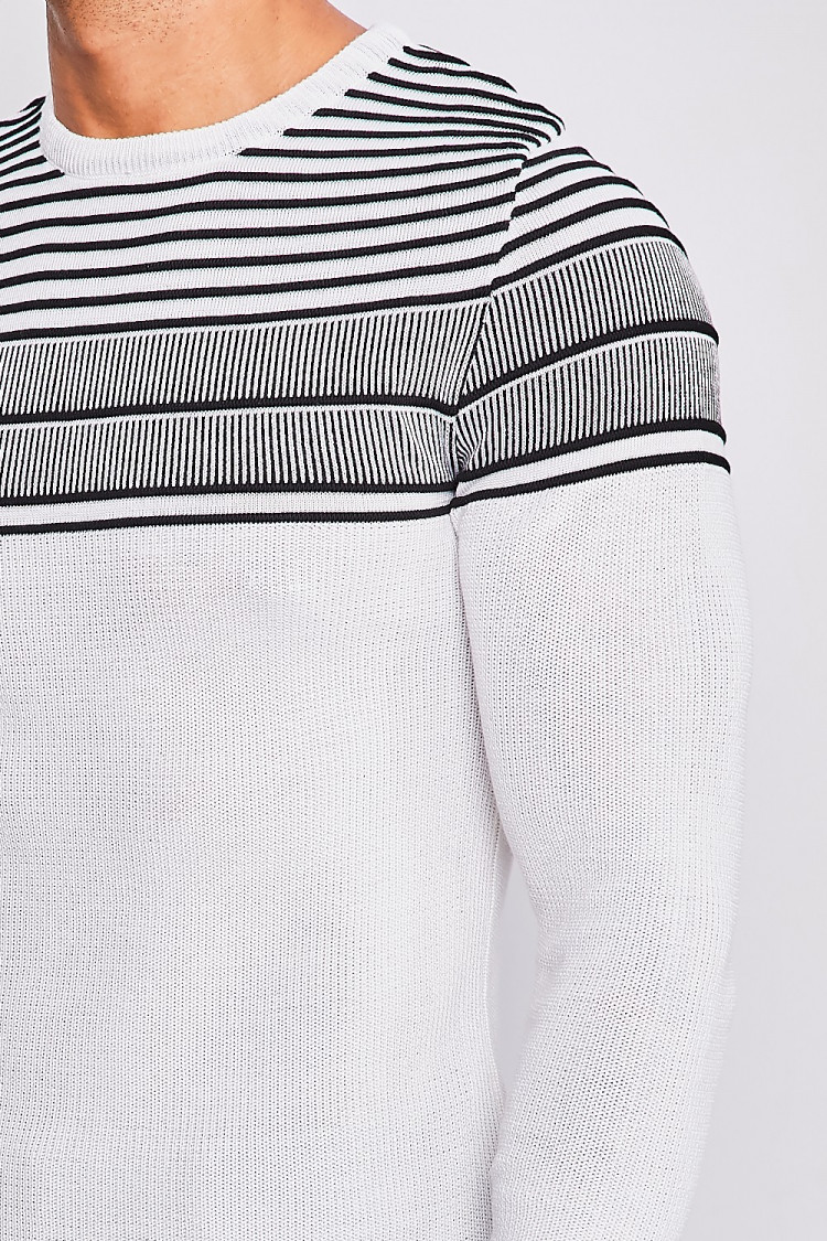 Pull en maille blanc à rayures noires en relief