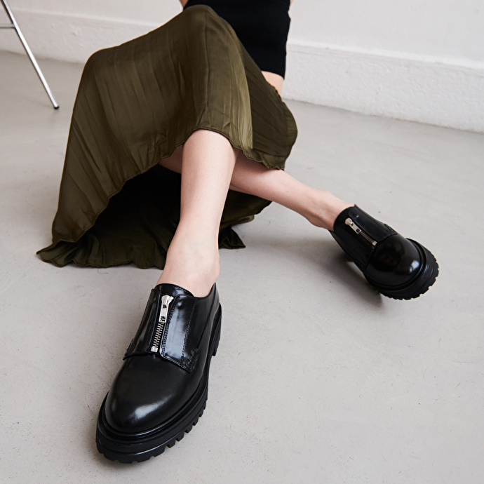 Derbies à fermetures éclairs et semelles crantées  en cuir noir