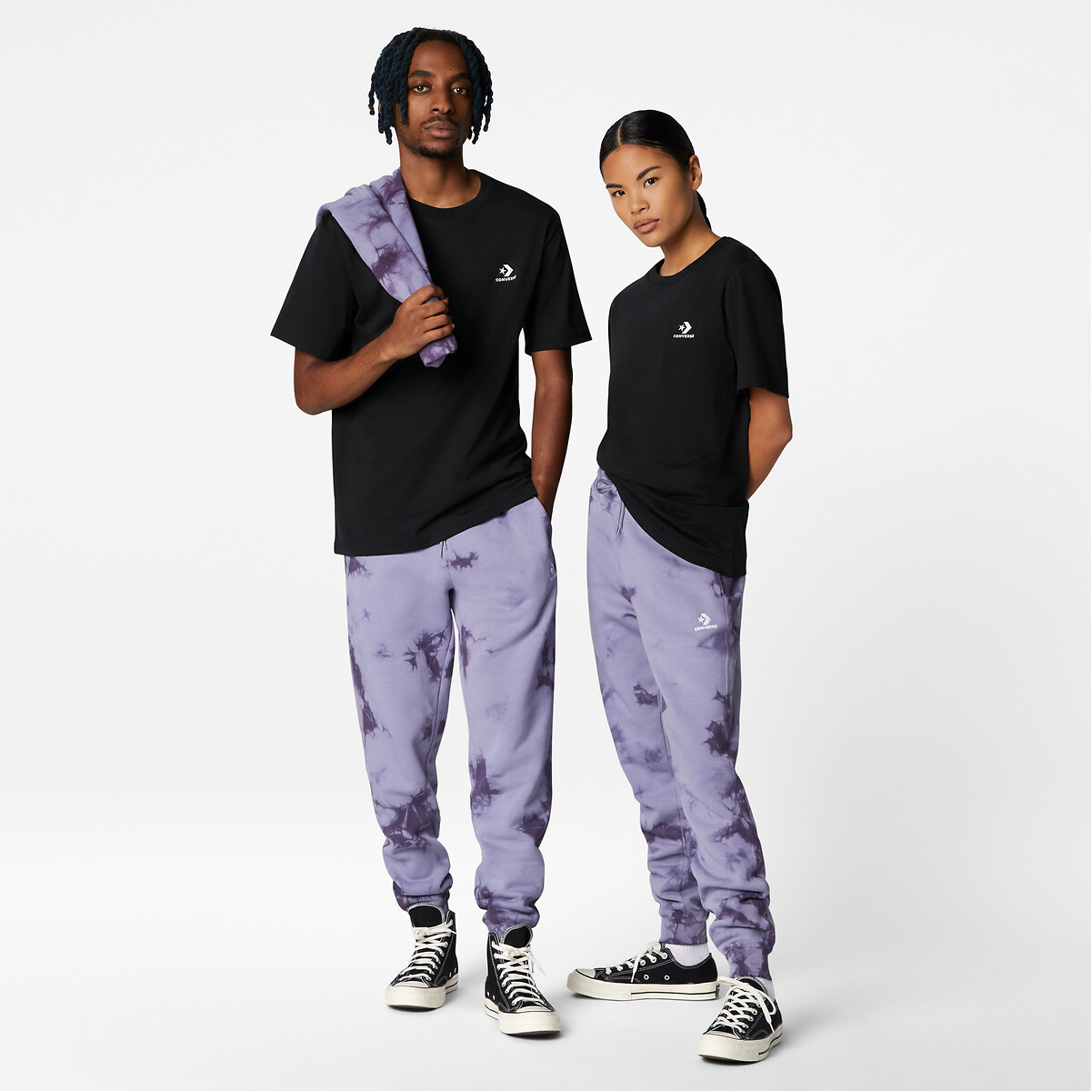CONVERSE<br>Camiseta unissex, manga curta, com estampa de estrela e chevron