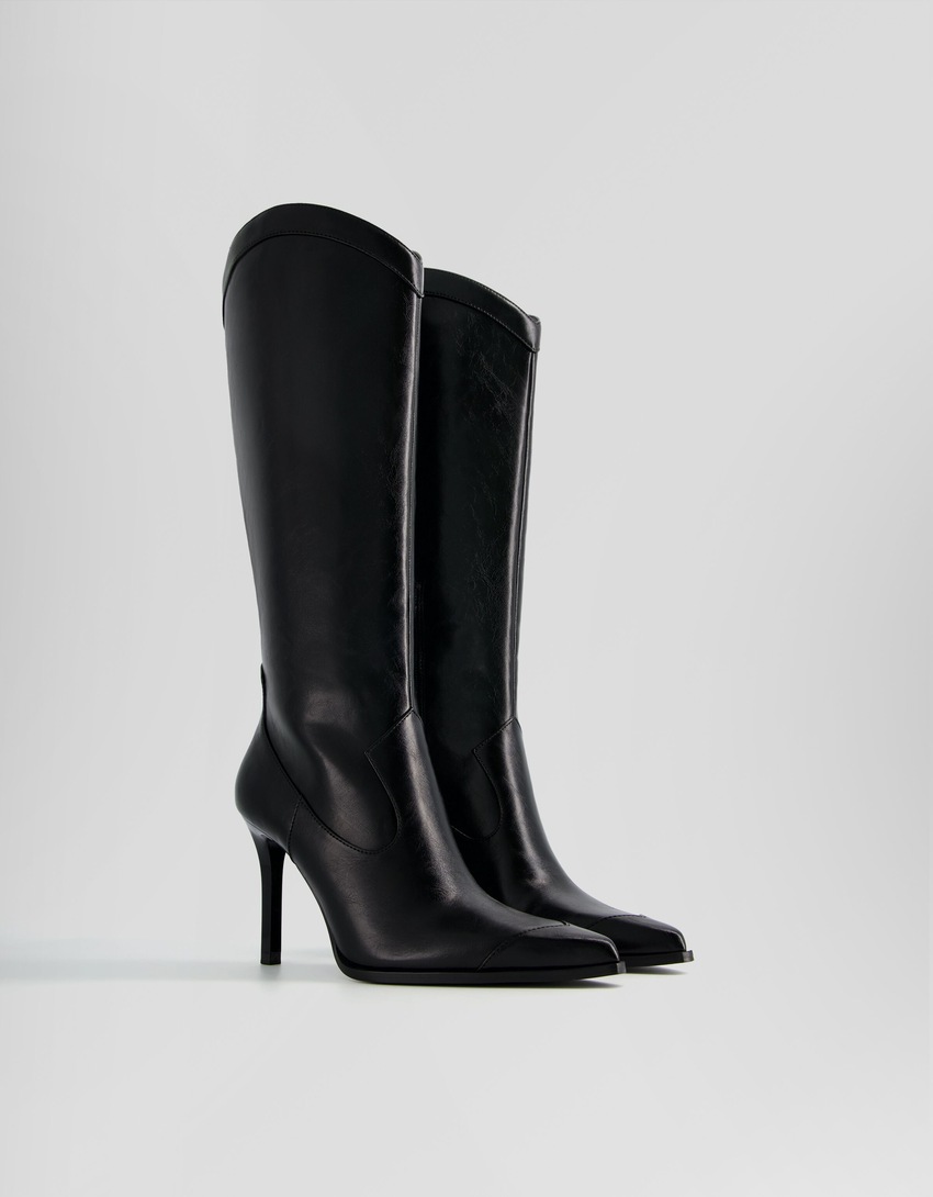 Botas de cowboy com salto agulha e zíper.