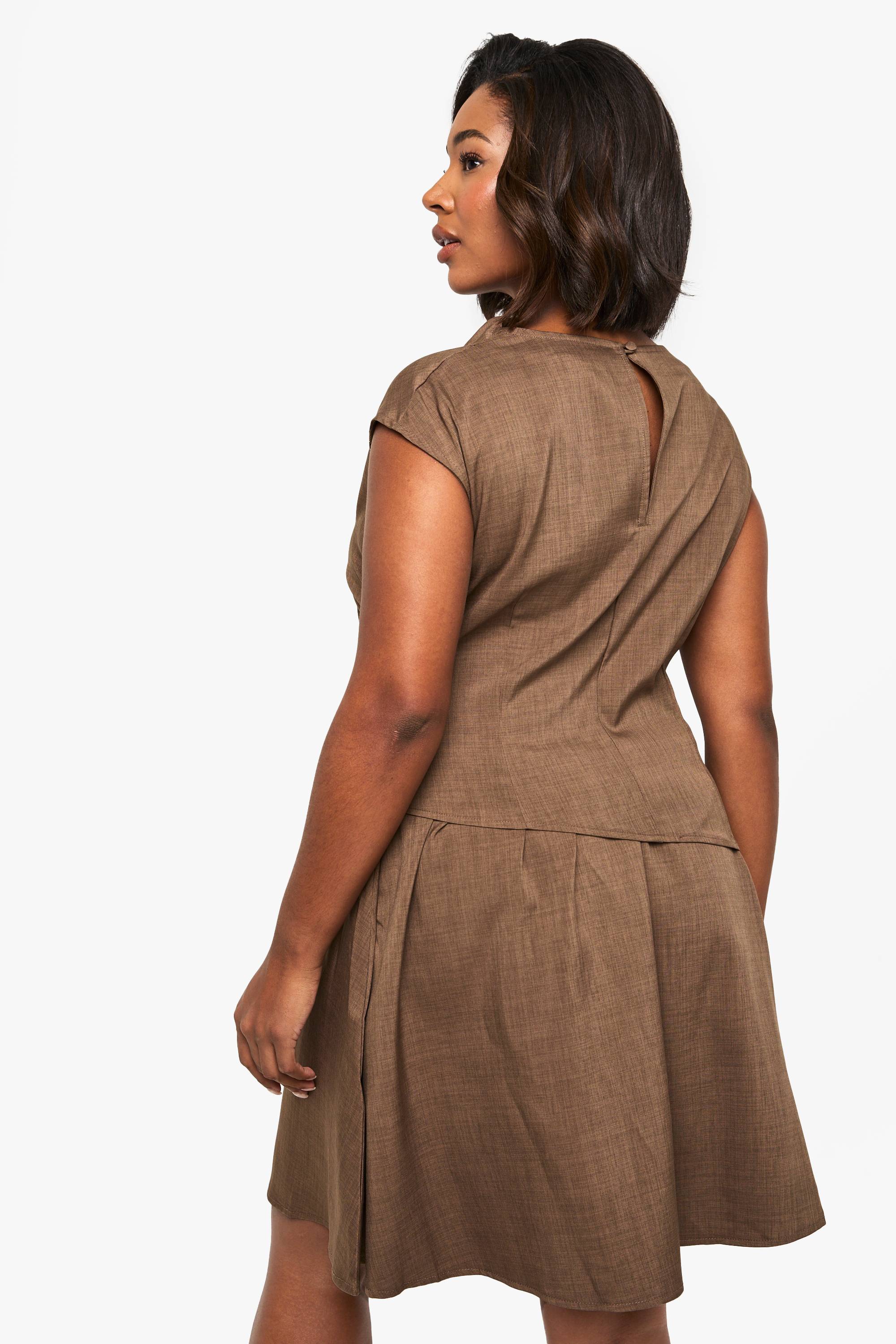 boohoo Robe patineuse à double couche et épaules froncées Plus