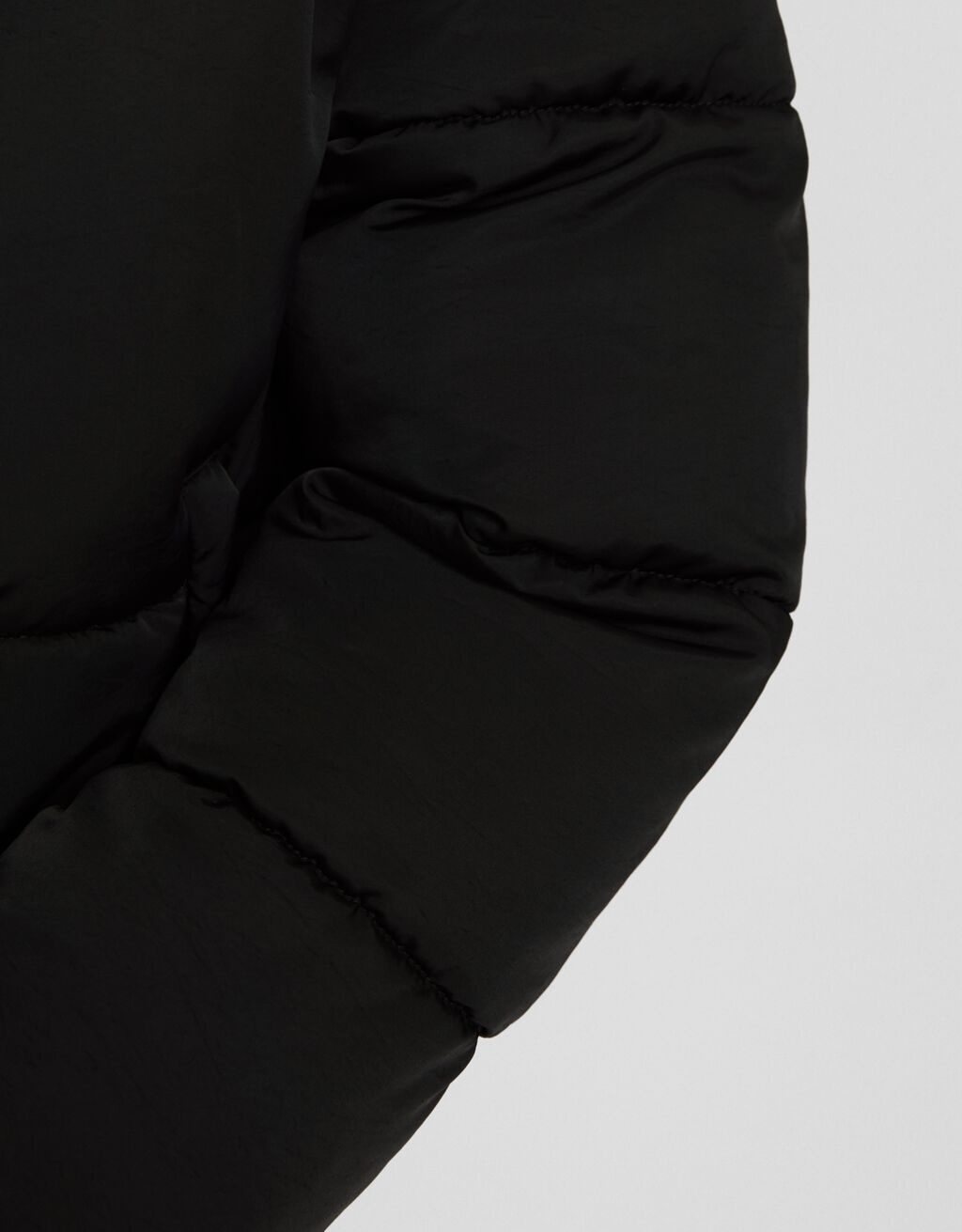 Jaqueta puffer oversized com capuz