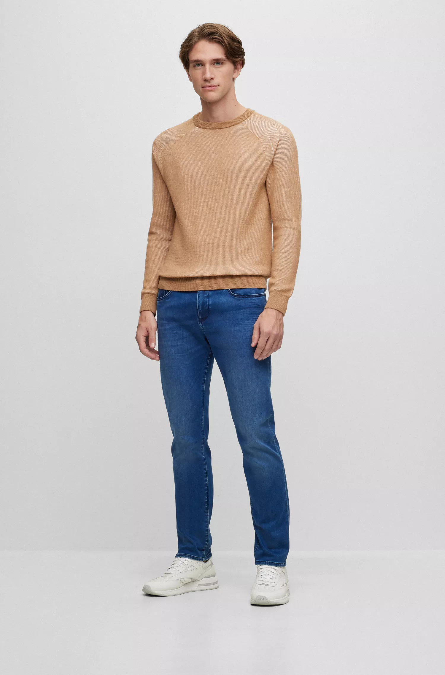 Calça jeans BOSS preta, corte slim, em denim elástico azul.