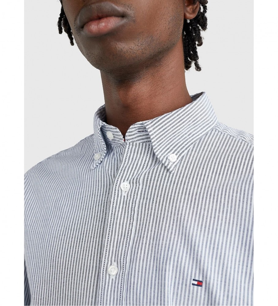 Camisa listrada Tommy Hilfiger TH Flex da coleção 1985, azul.