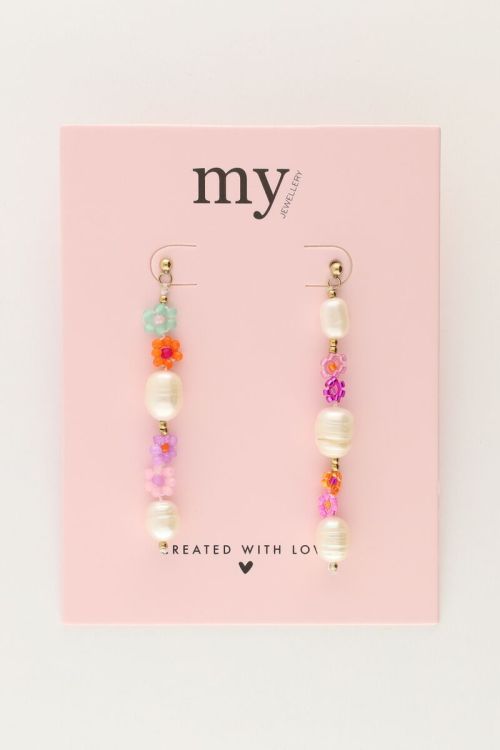Oorhangers met parels en bloemen