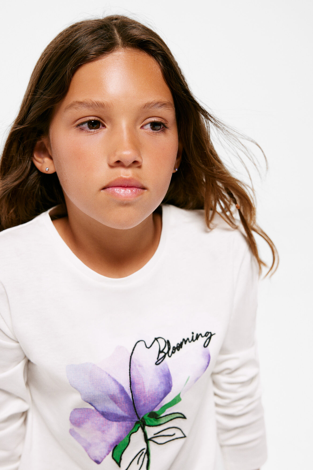 Camiseta infantil com estampa de flores em aquarela