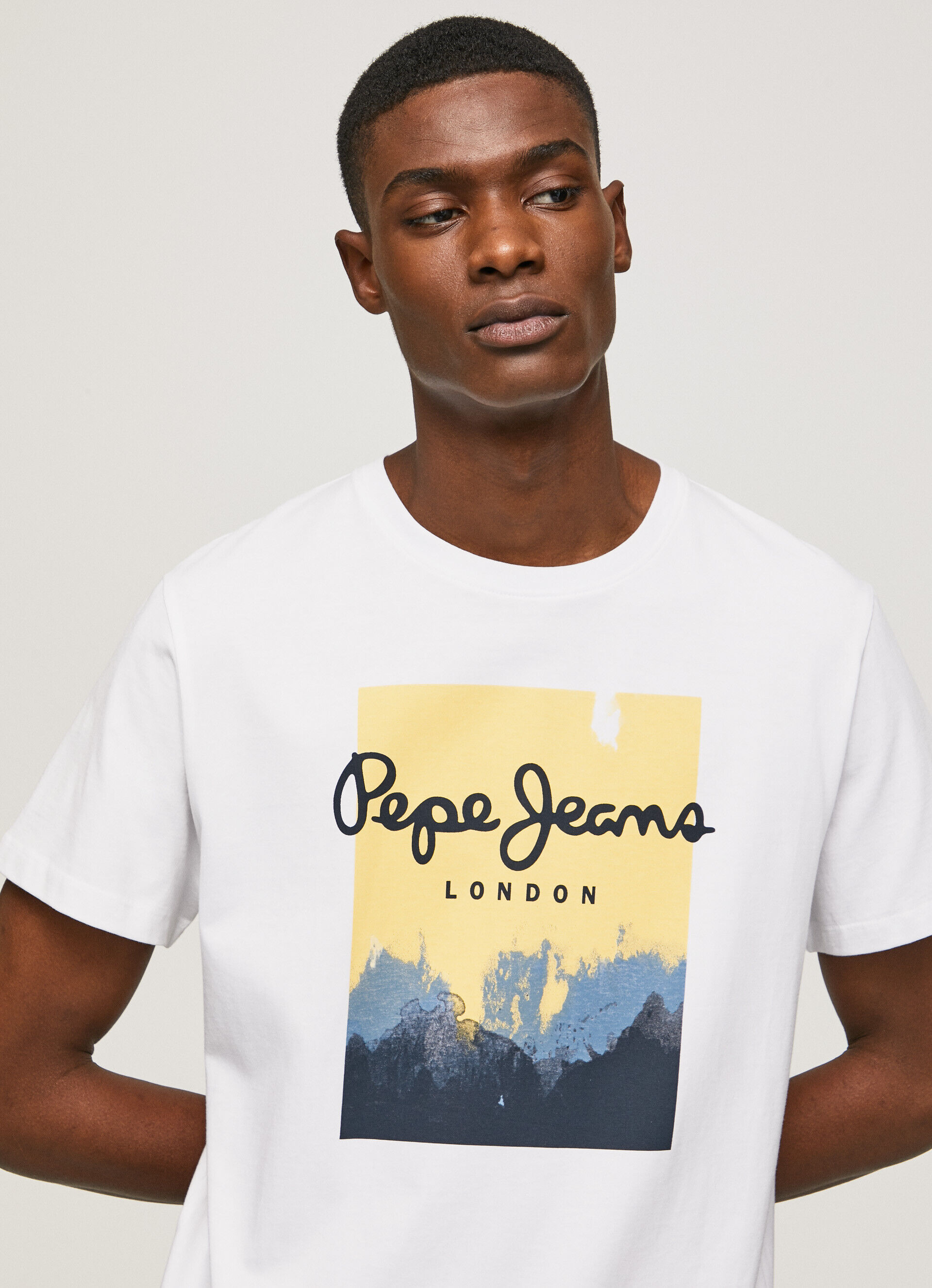 CAMISETA COM LOGOTIPO ESTAMPADO - branca