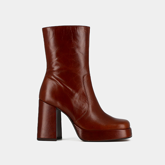 Boots à talons et bouts carrés  en cuir vieilli marron