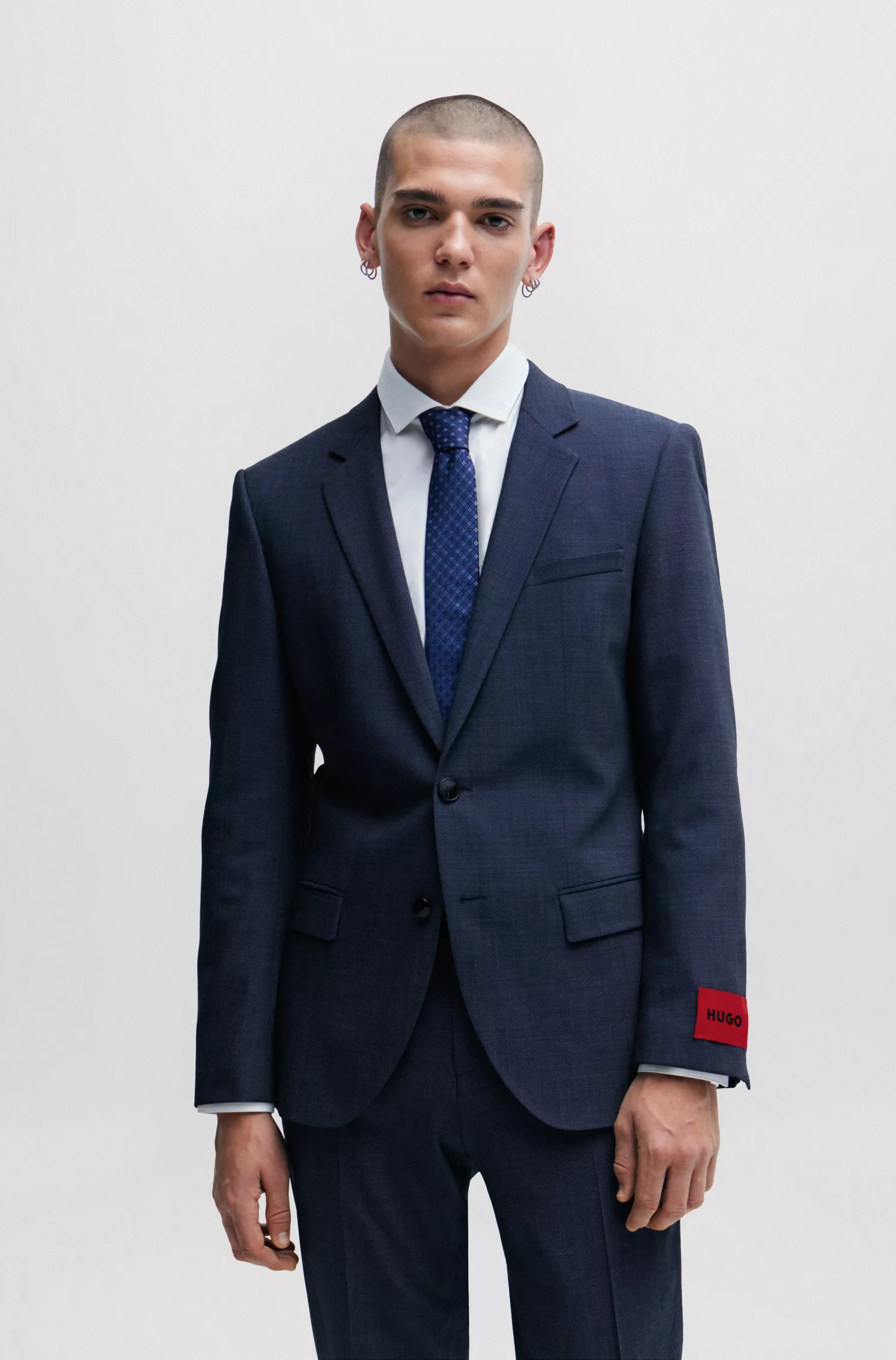 Terno HUGO vermelho, corte slim, em sarja elástica.