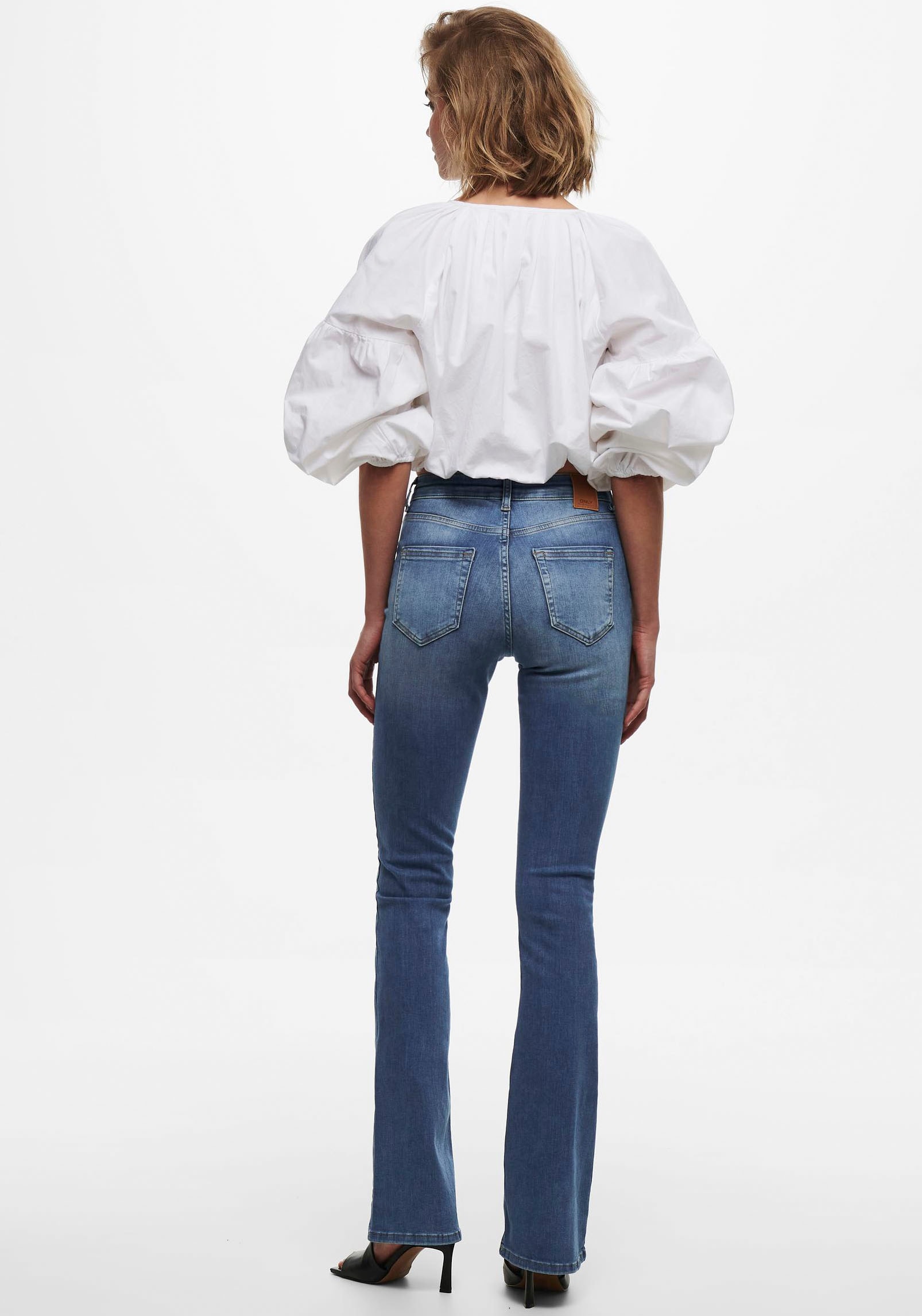 ONLY Bootcut-Jeans »ONLBLUSH – Bootcut-Jeans mit Mid Waist für bequeme Silhouette«, Abriebeffekte, modisch, bootcut fit, Eingrifftaschen, unifarben