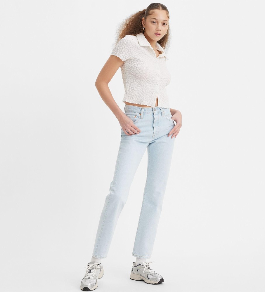 Calça jeans Levi's 501 feminina, cor índigo claro.