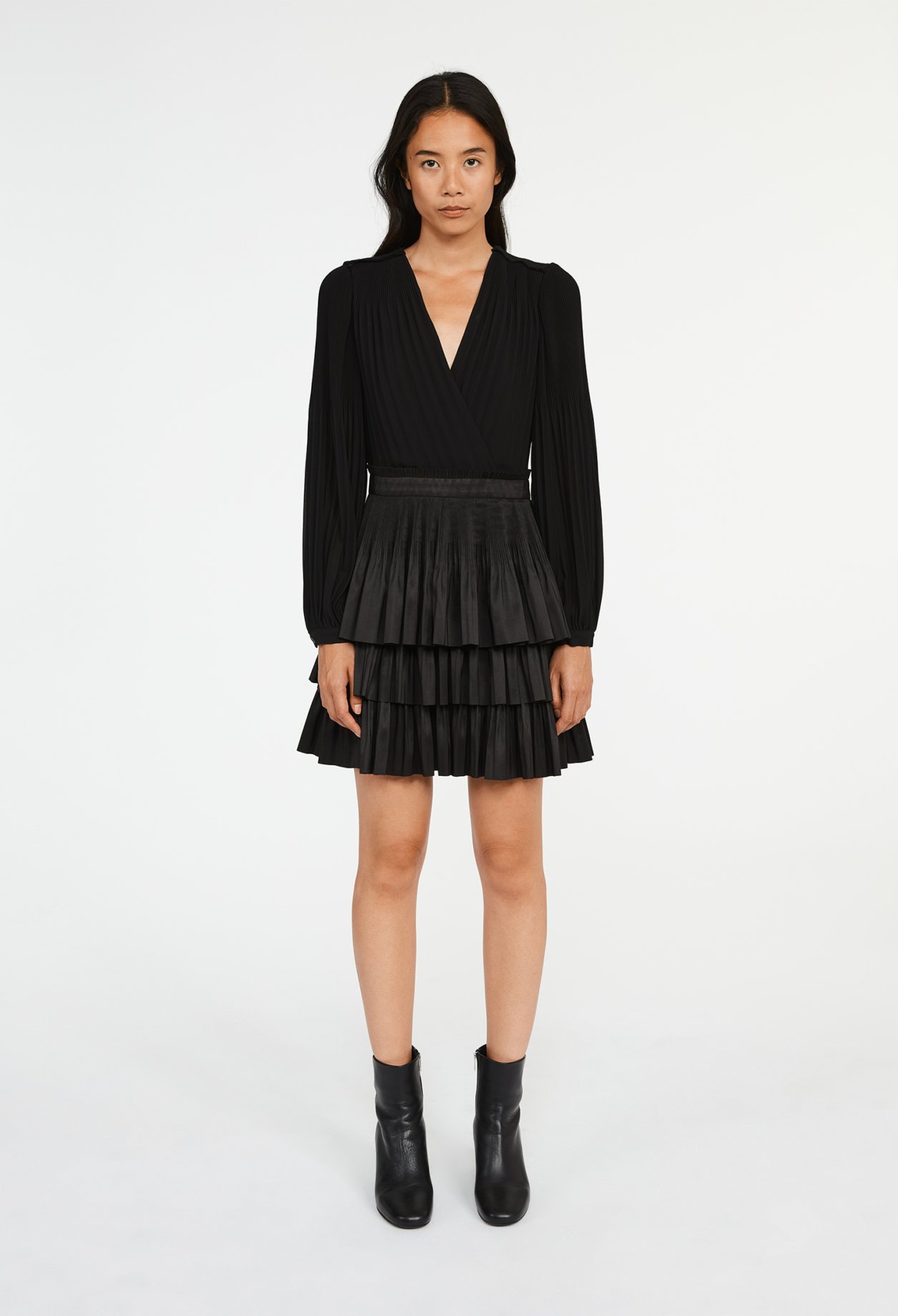 Robe courte plissee &agrave; volant
