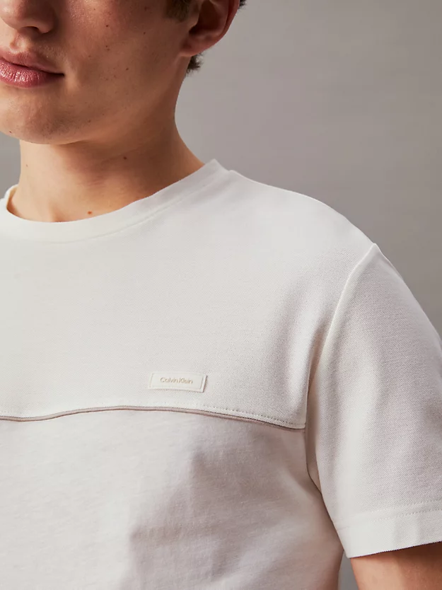 Camiseta com borda texturizada