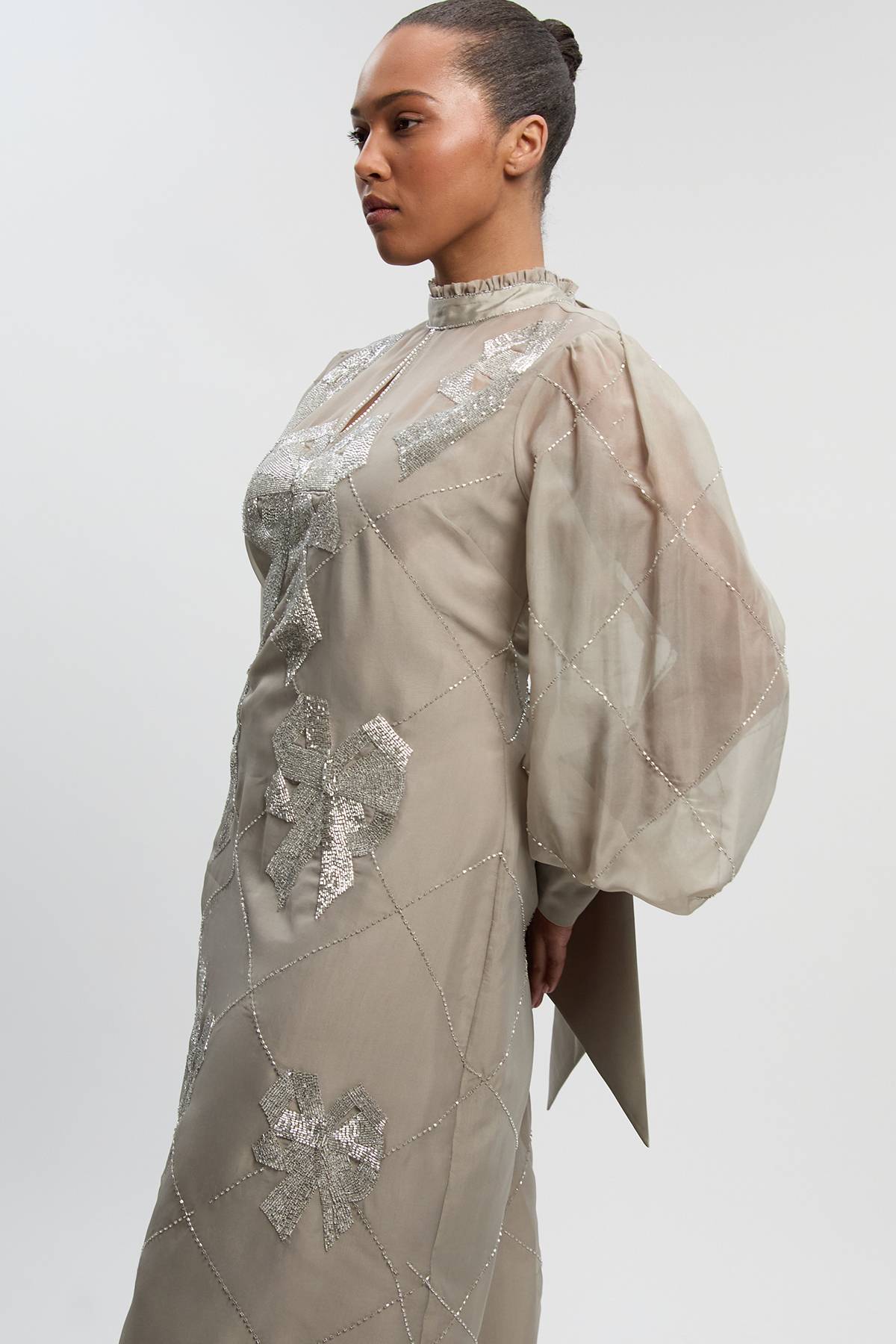KarenMillen Robe Mi-Longue Grande Taille en Organdi à Manches Bouffantes Ornée de Cristaux