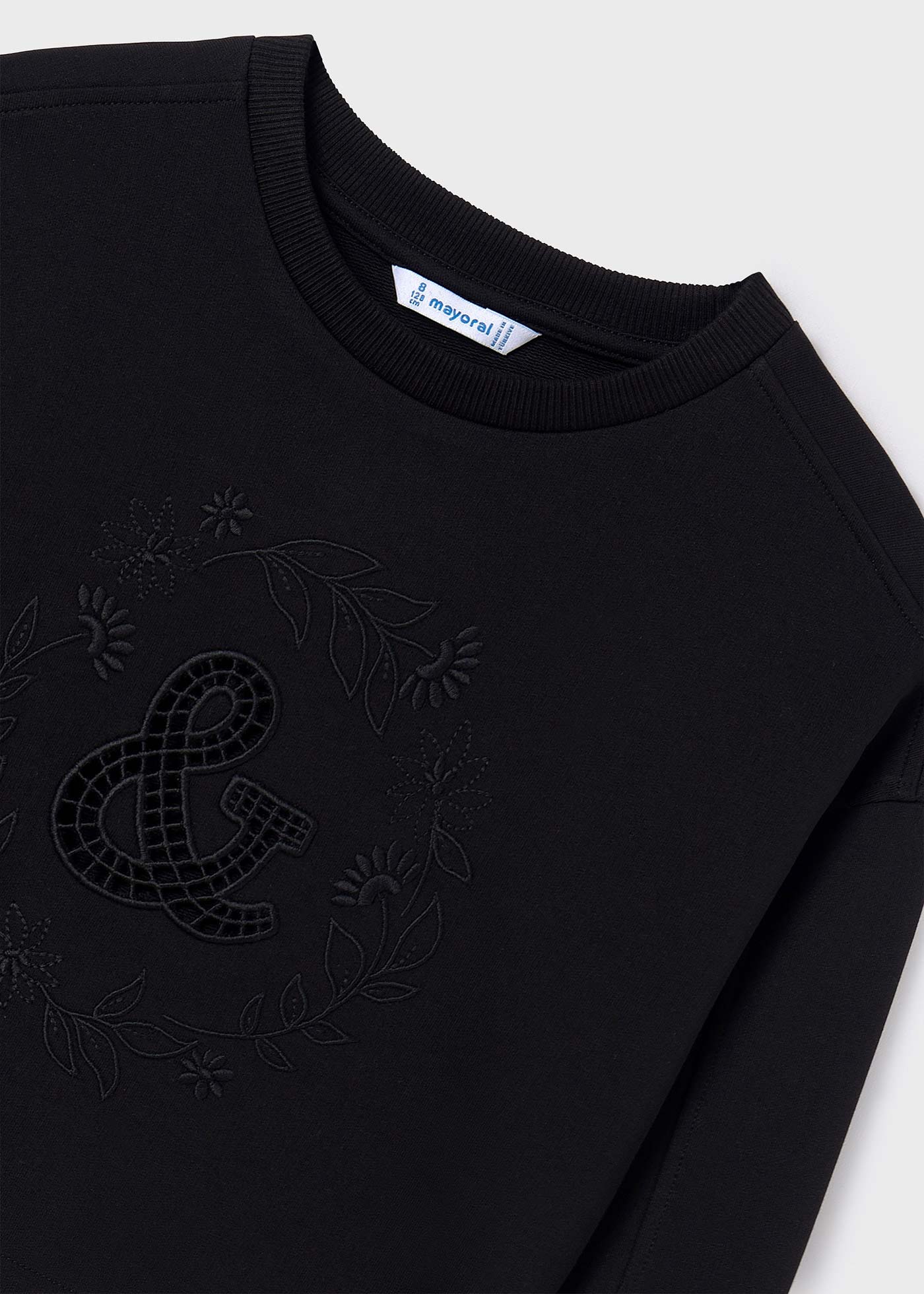 Moletom preto feminino com ombros à mostra