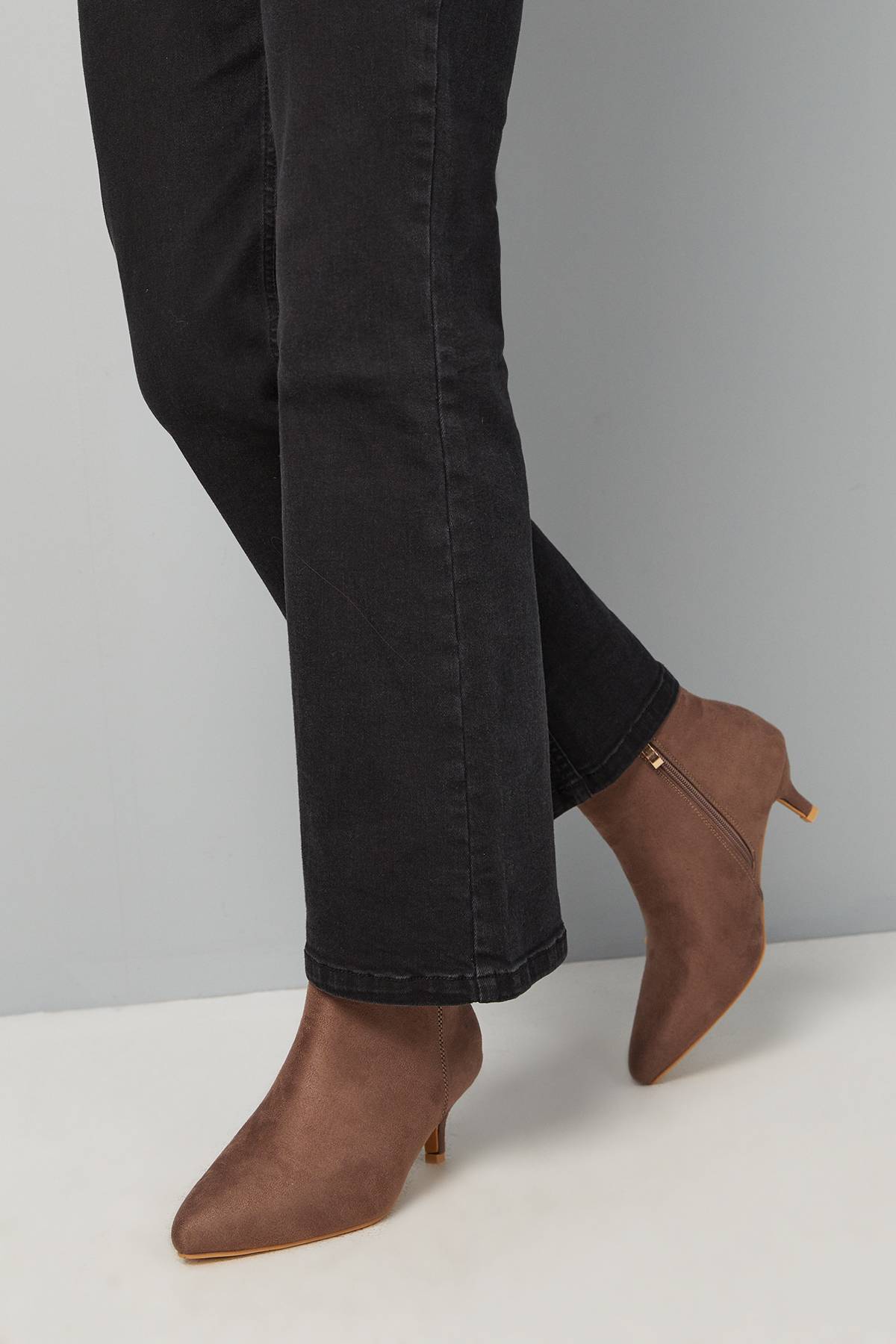 Wallis Bottines à Talon Chaton Pointues Alma Coupe Large en Daim Synthétique