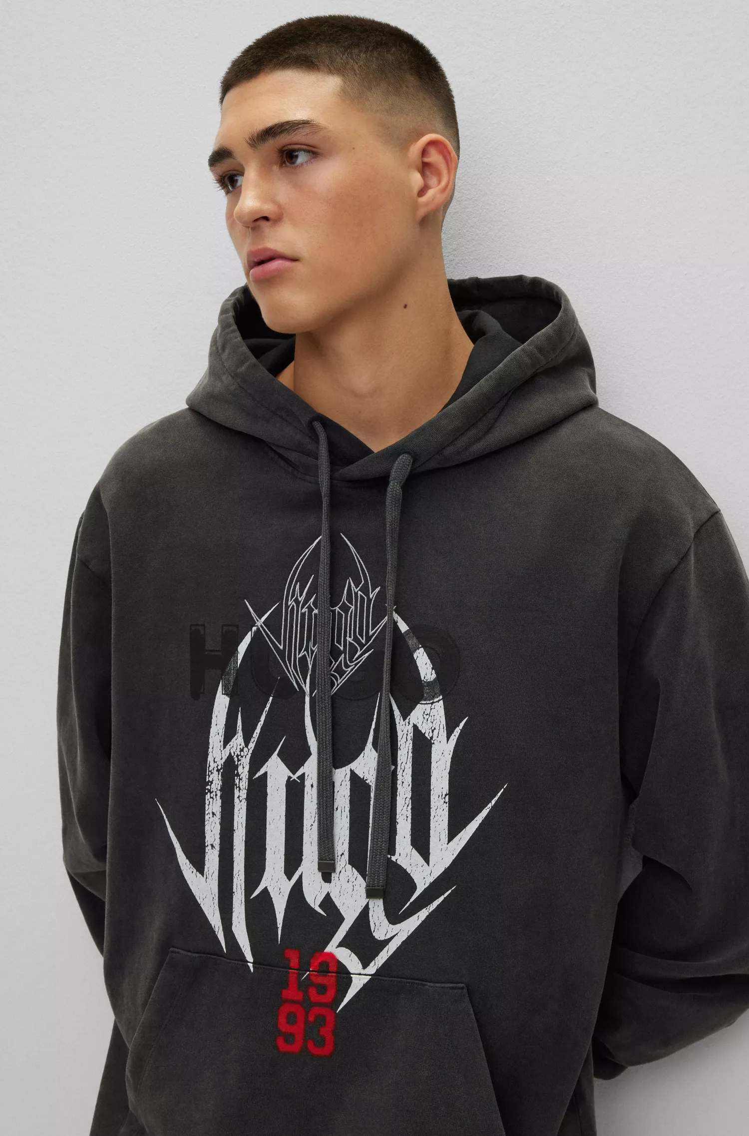 Moletom HUGO vermelho oversized em tecido felpudo francês com estampa inspirada na banda.