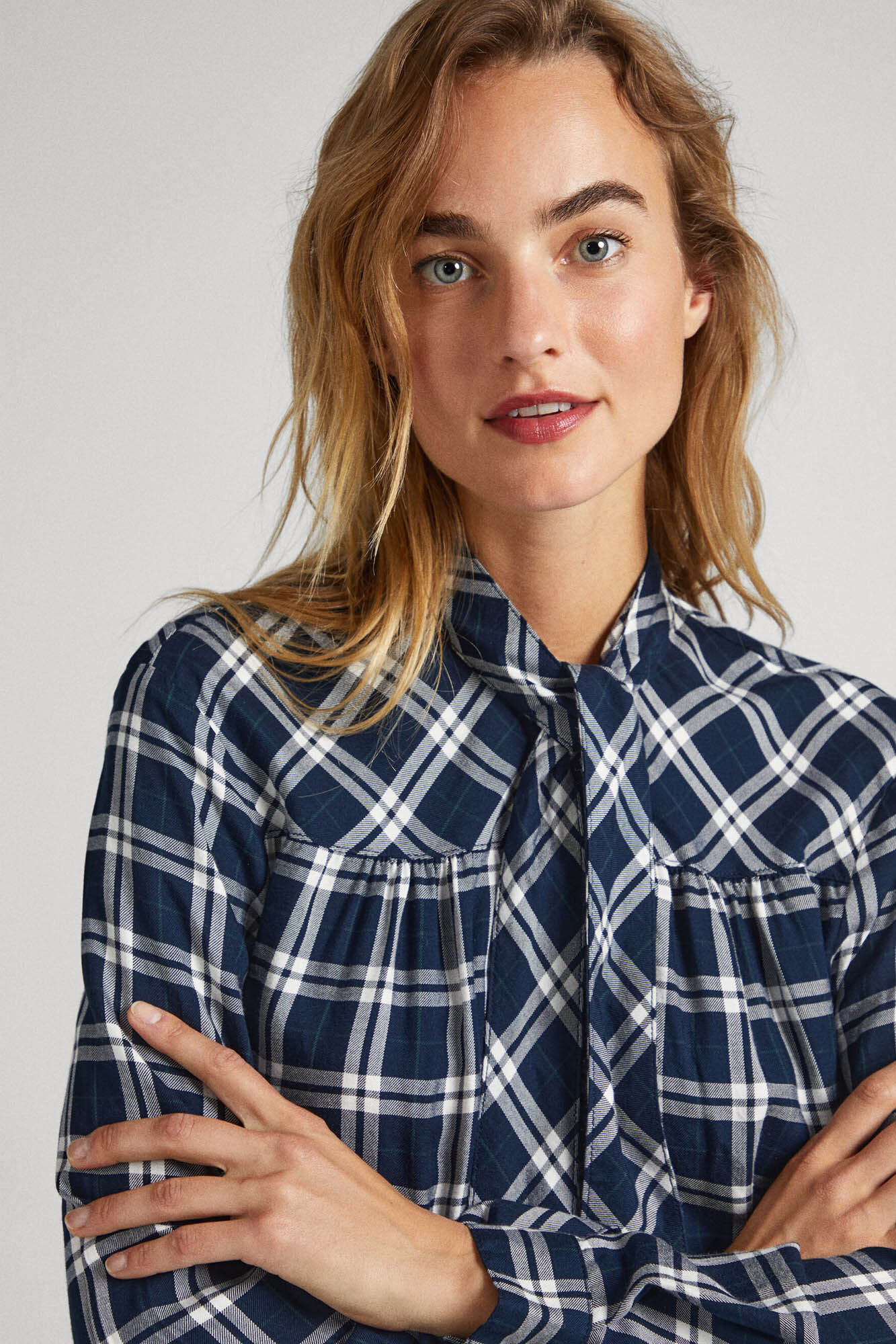 Blusa xadrez com laço no pescoço