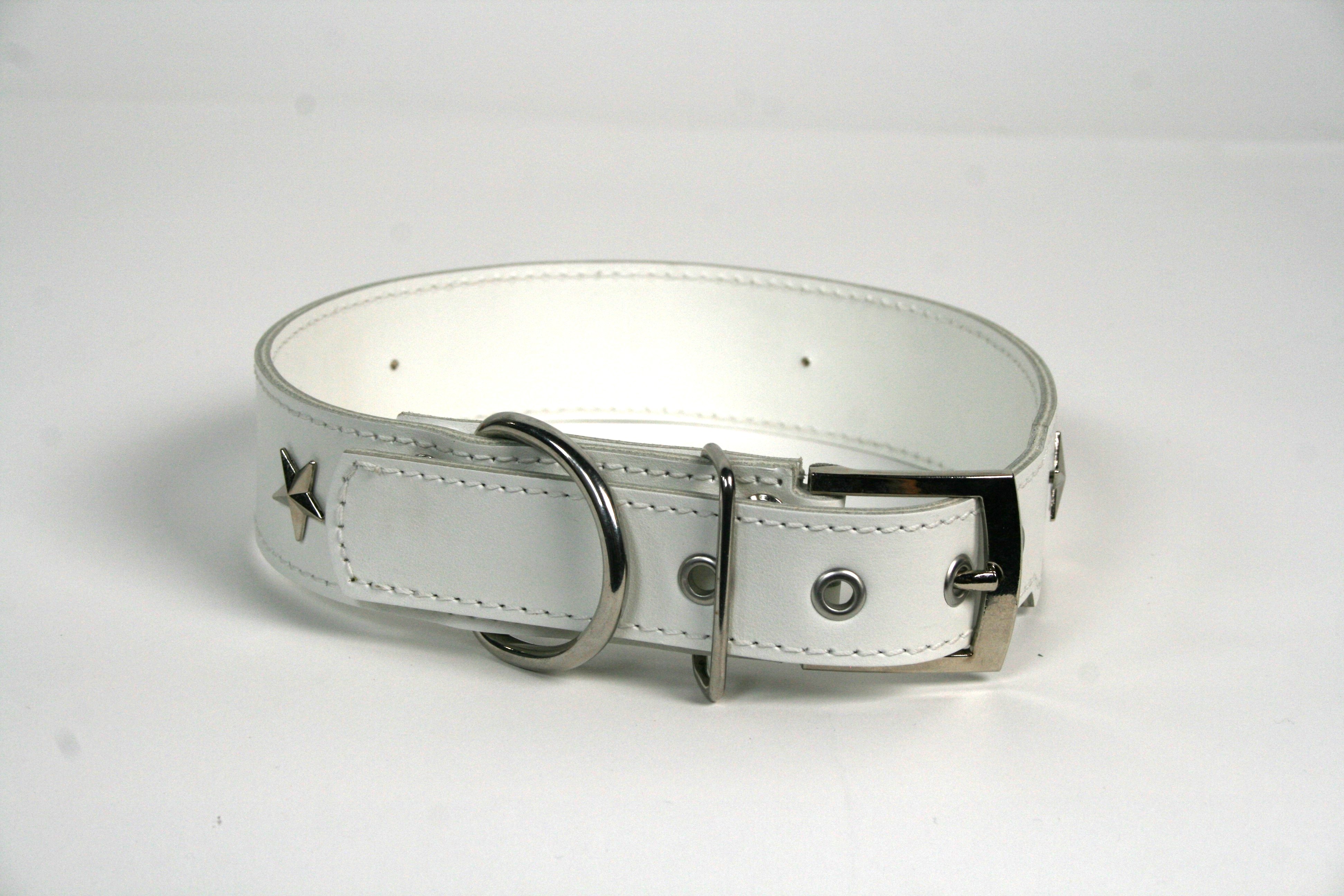Colar de couro branco com estrela