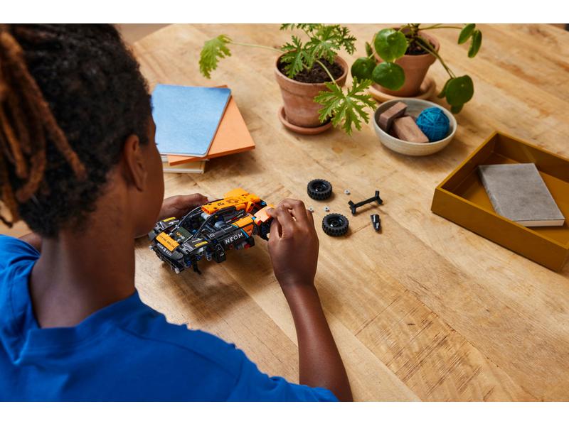 LEGO® Technic NEOM McLaren Extreme E Race Car 42166 Spielzeugauto mit Rückziehmotor