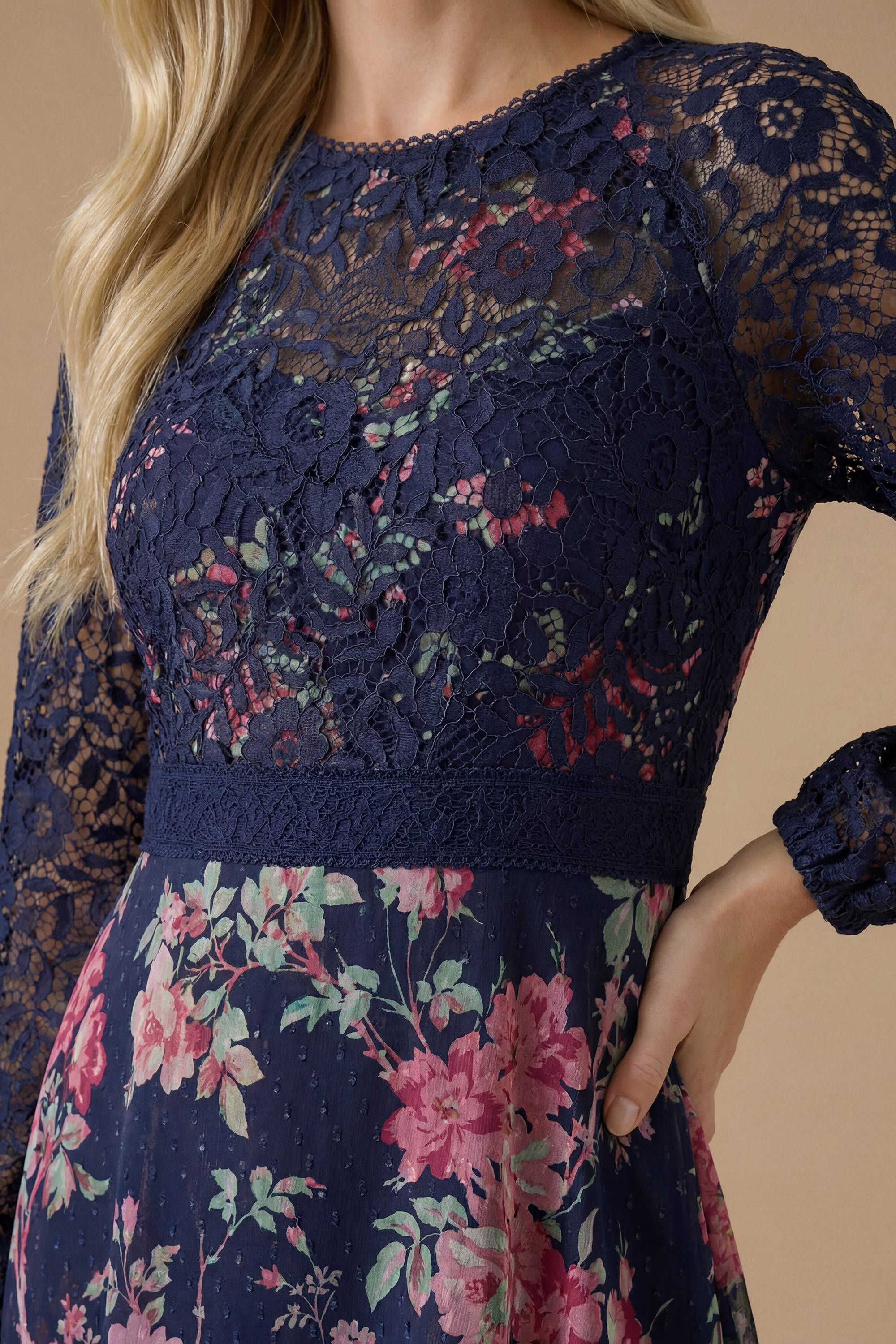 Oasis Robe Midi à Corsage en Dentelle Florale Petite Occasion