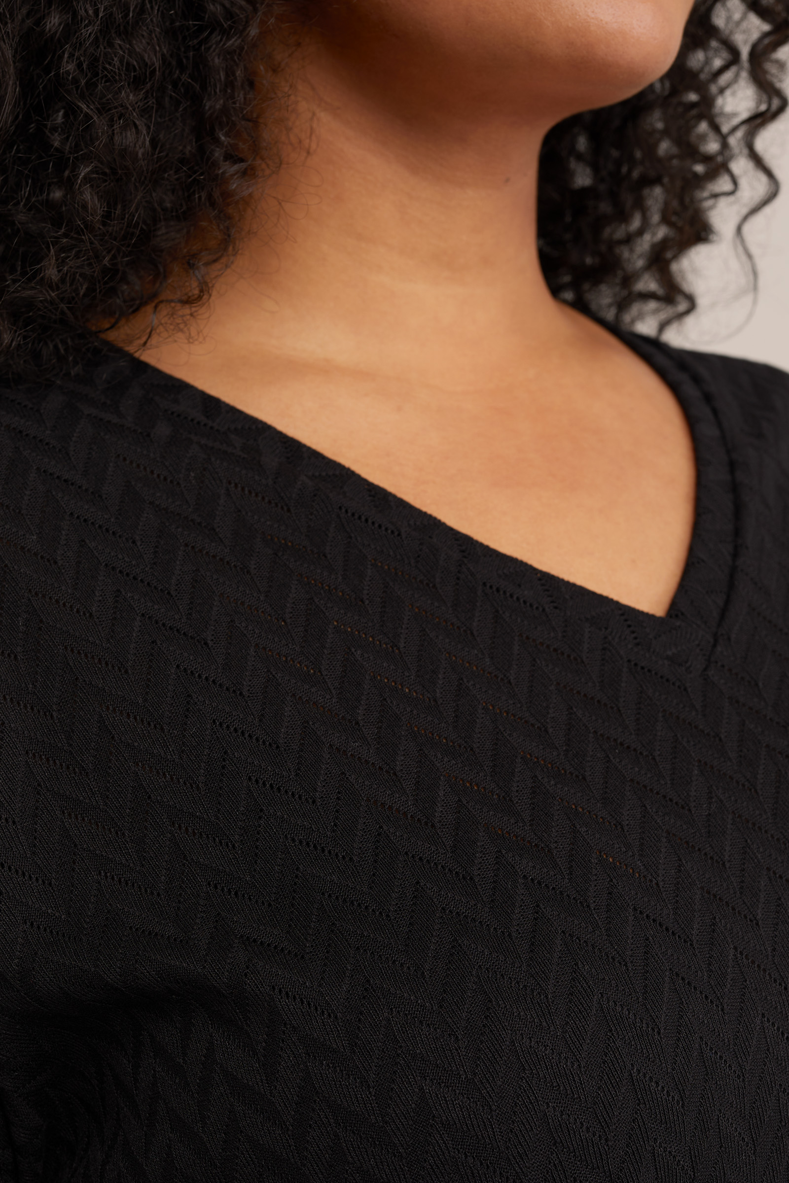 T-shirt met opengewerkt dessin - Curve WE Fashion Zwart