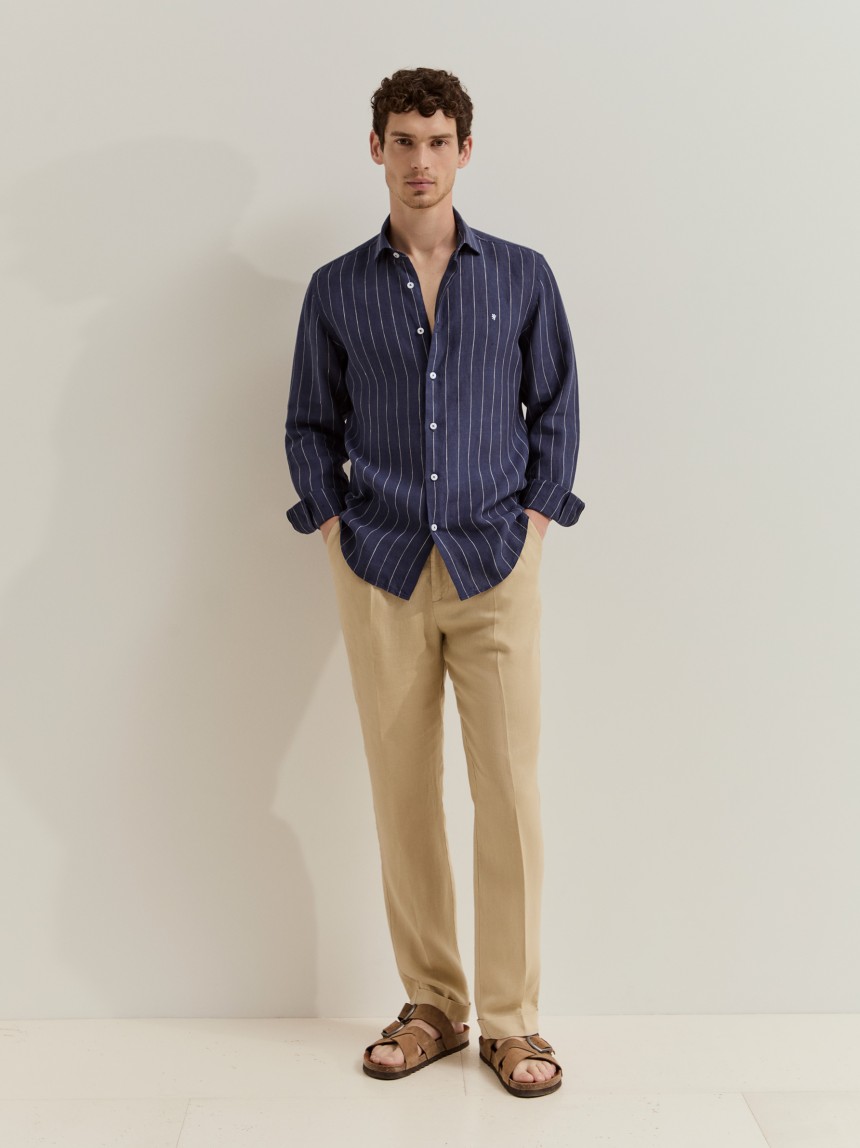 Camisa slim fit em linho às riscas