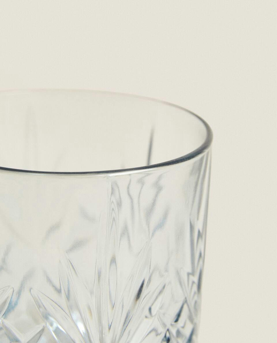 Copo de cristal com design em relevo