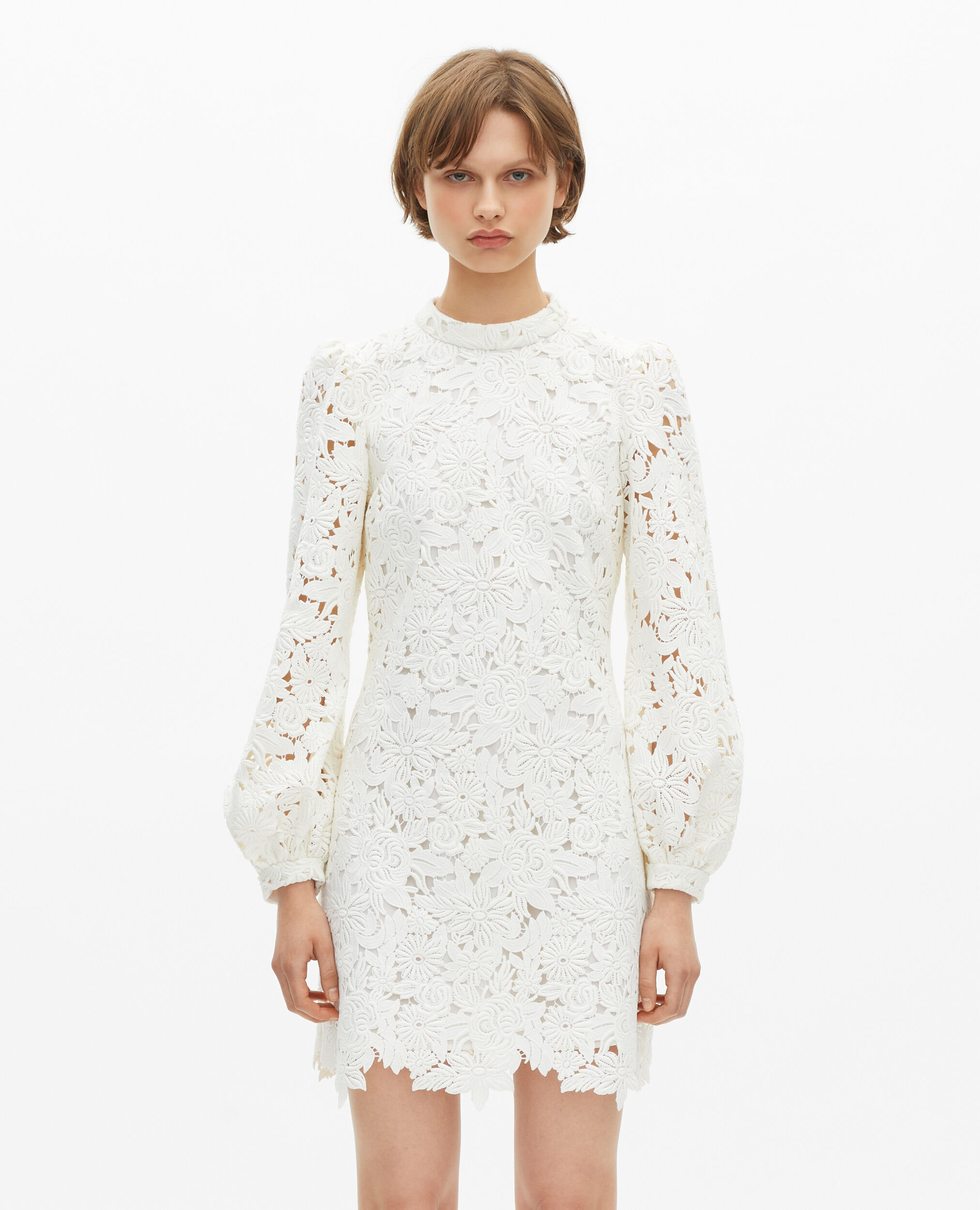 Robe courte en dentelle fleurie écrue