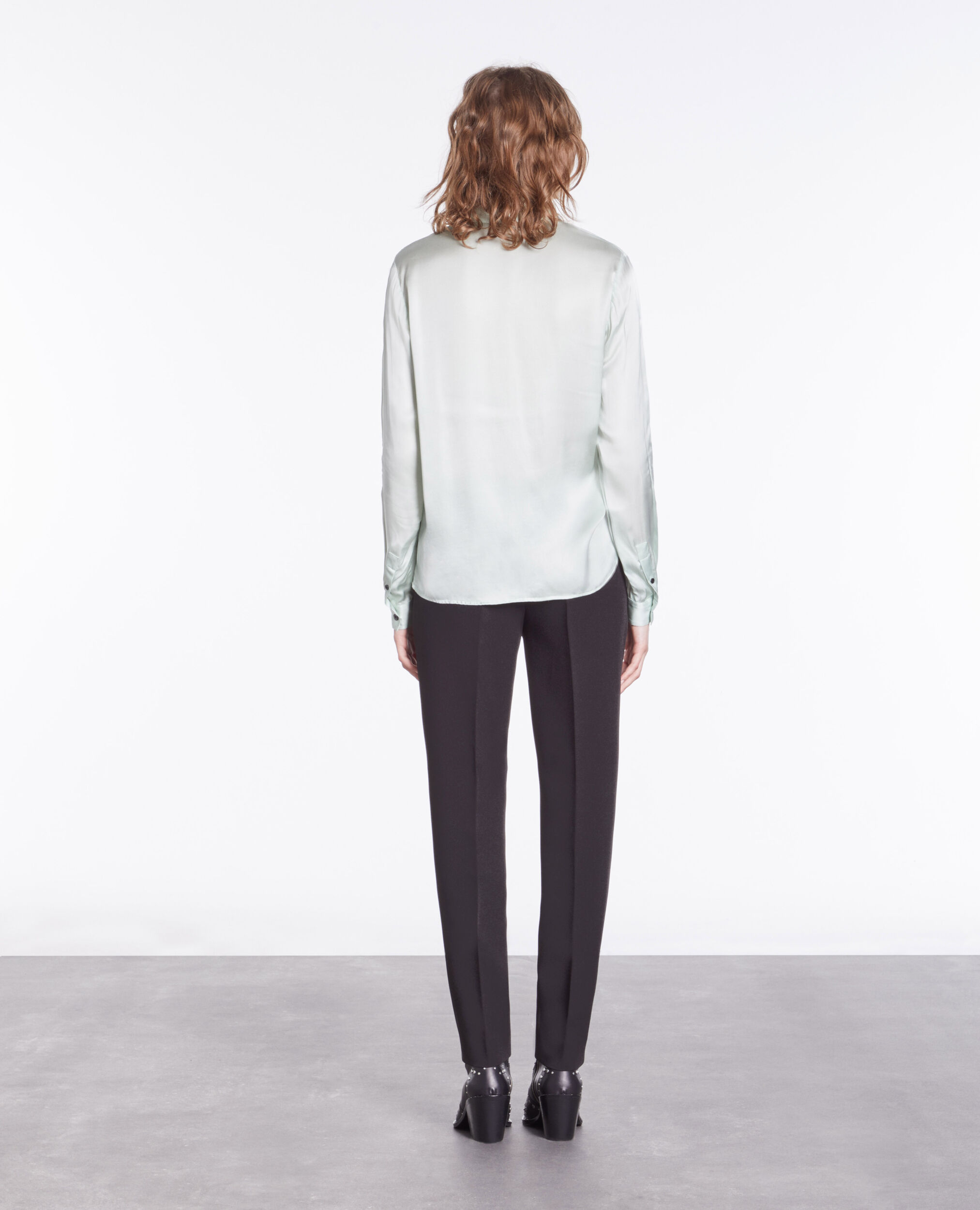 Chemise vert clair avec détail en dentelle