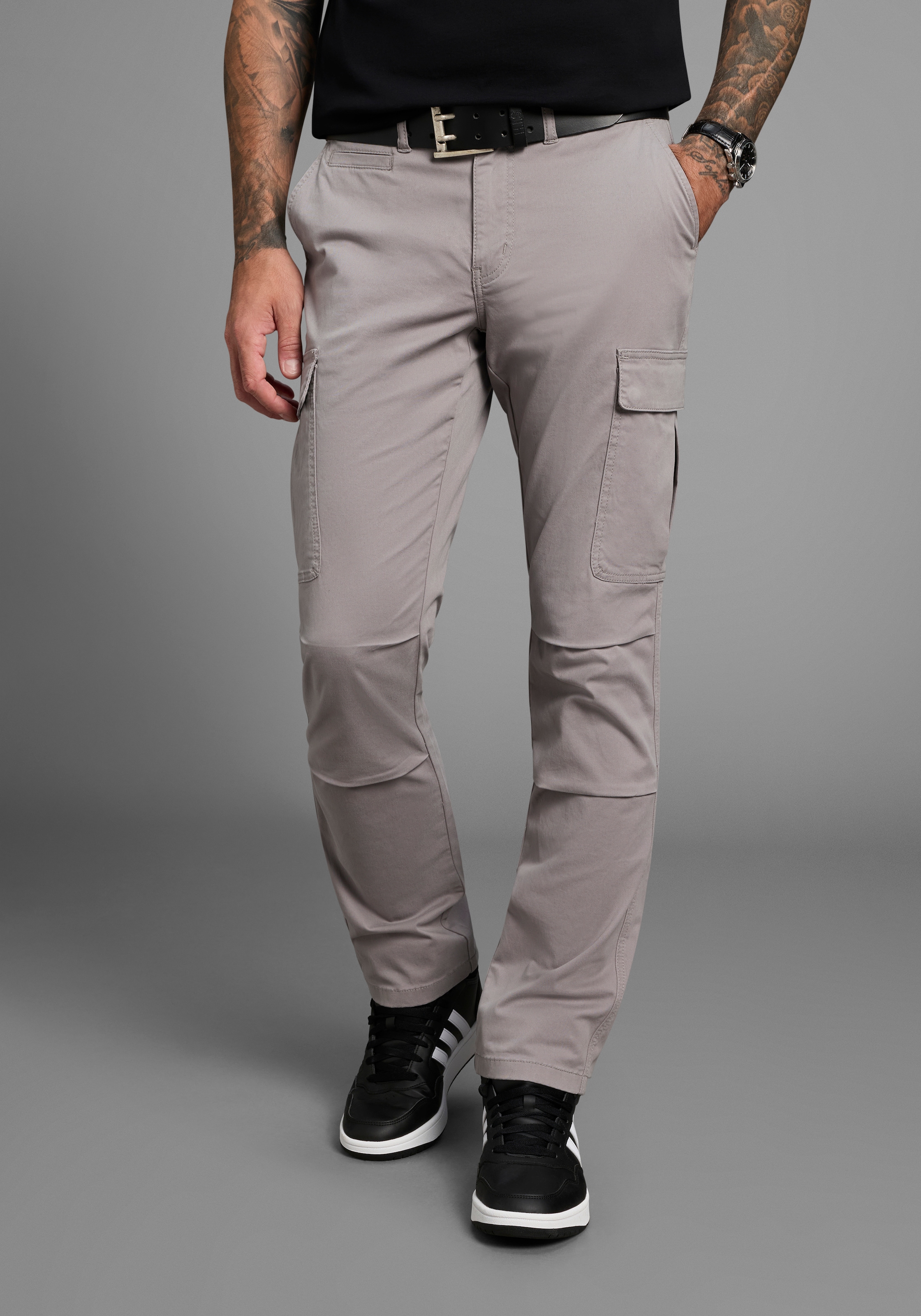 Bruno Banani Cargohose  moderne Passform, eng anliegende Cargotaschen