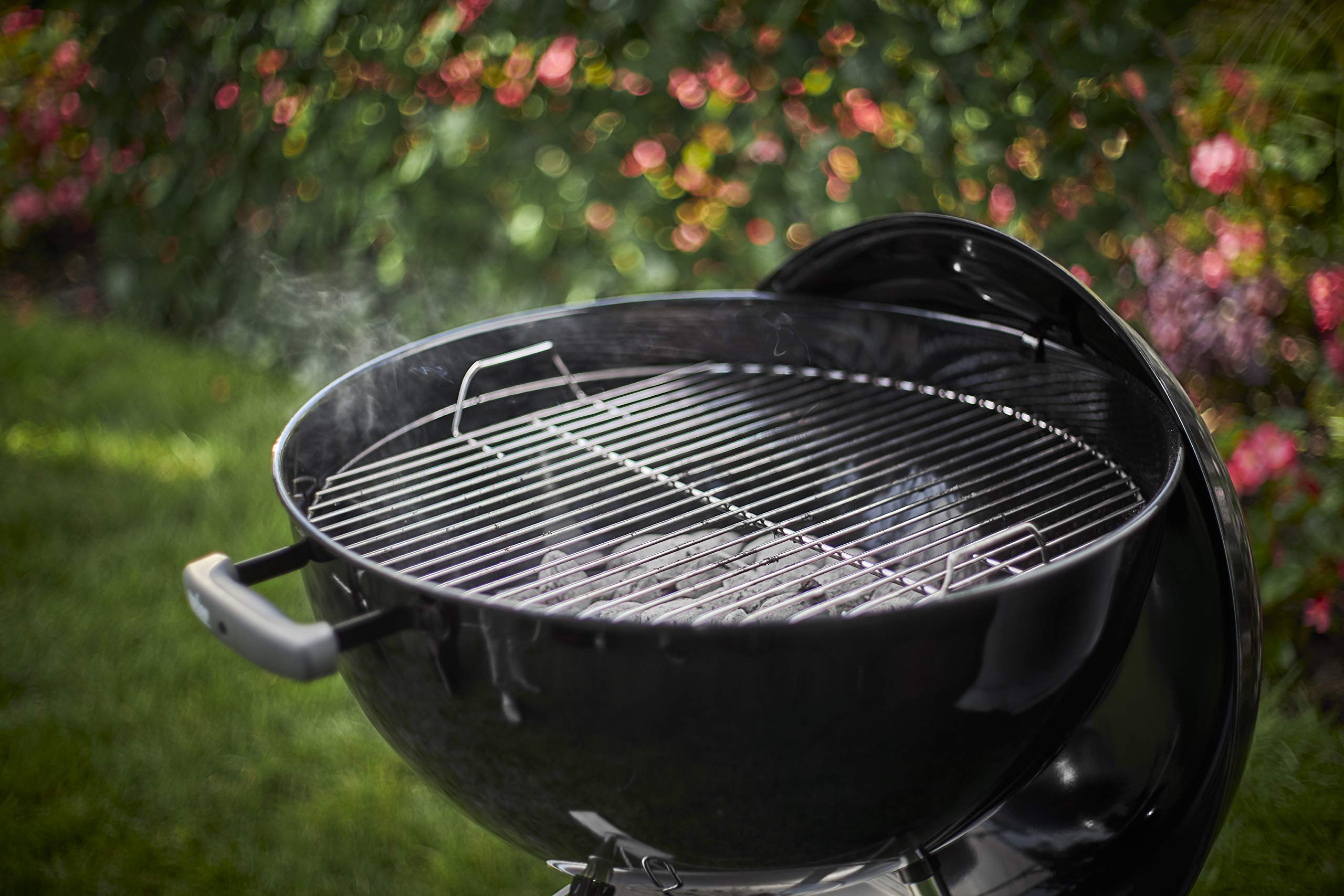 Weber Classic Kettle barbecue au charbon de bois, surface de cuisson Ø 57cm, barbecue avec couvercle et cuve en acier emaillé, thermomètre intégré au couvercle, trépied et roues – Noir (1341504)
