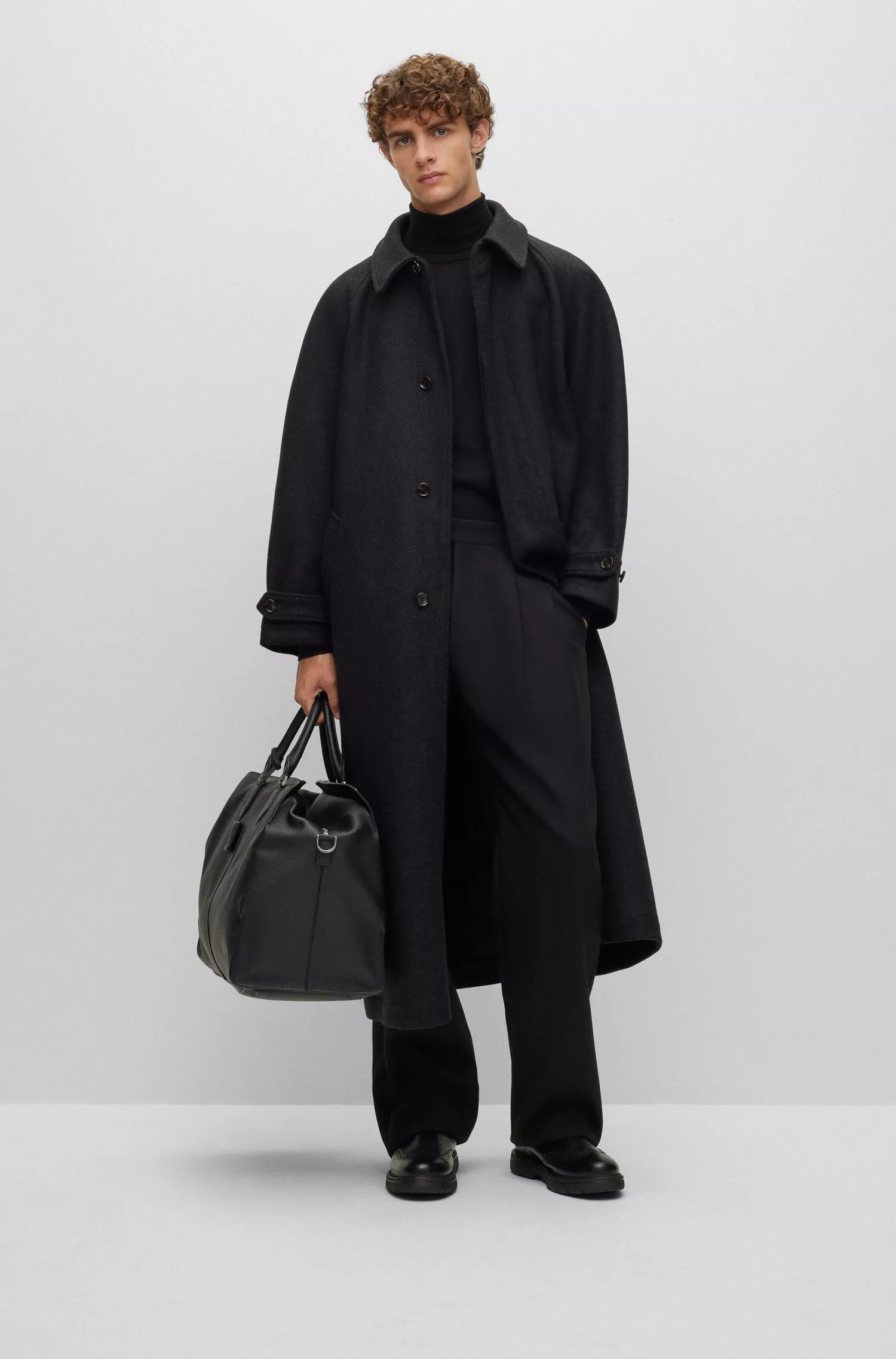 Casaco BOSS preto de corte regular em lã virgem e cashmere.