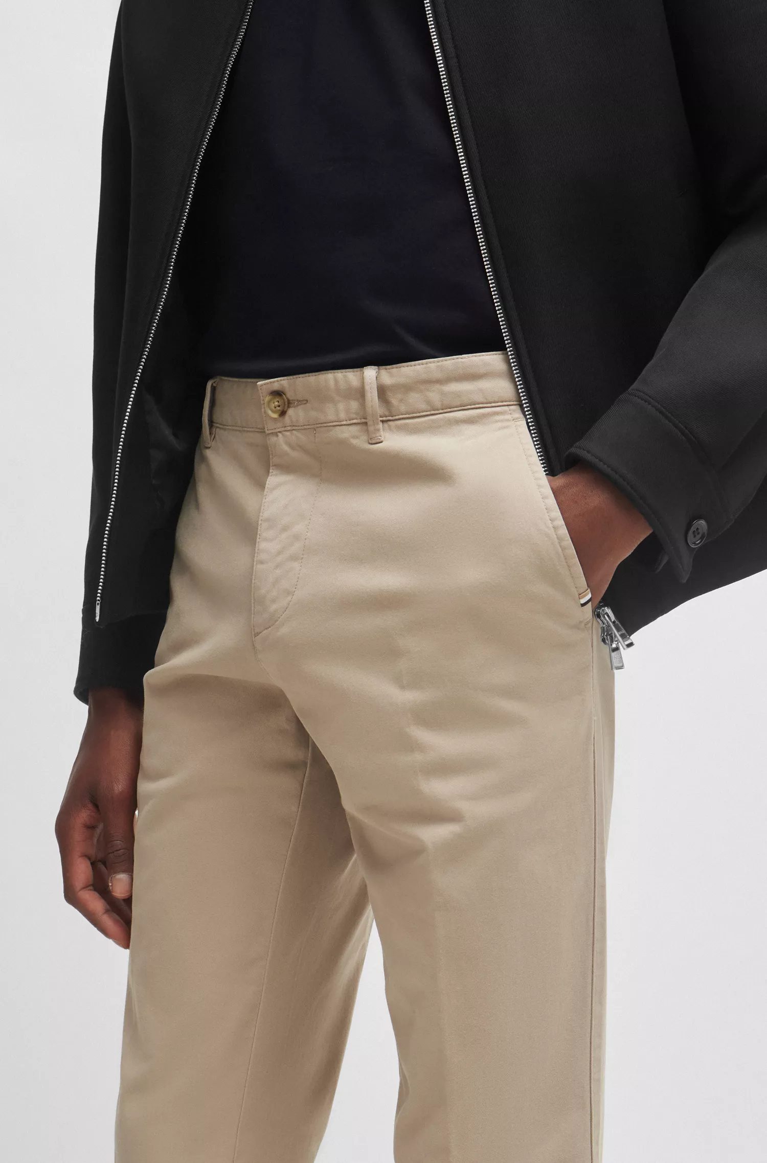 Calça chino BOSS preta, corte regular, em gabardine de algodão elástico.