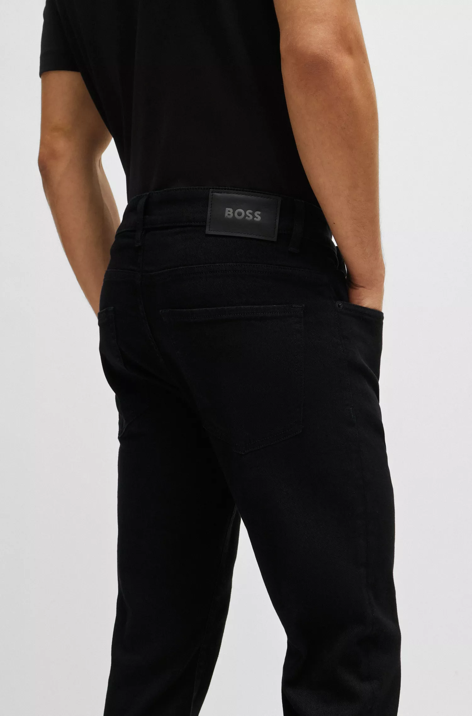 Calça jeans BOSS preta, corte slim, em denim italiano supermacio.