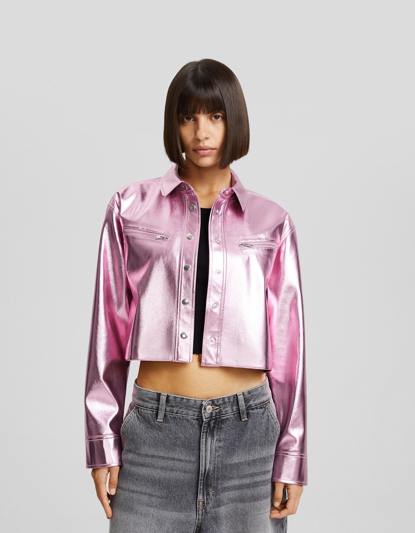 Camisa cropped de manga comprida em couro sintético com zíperes