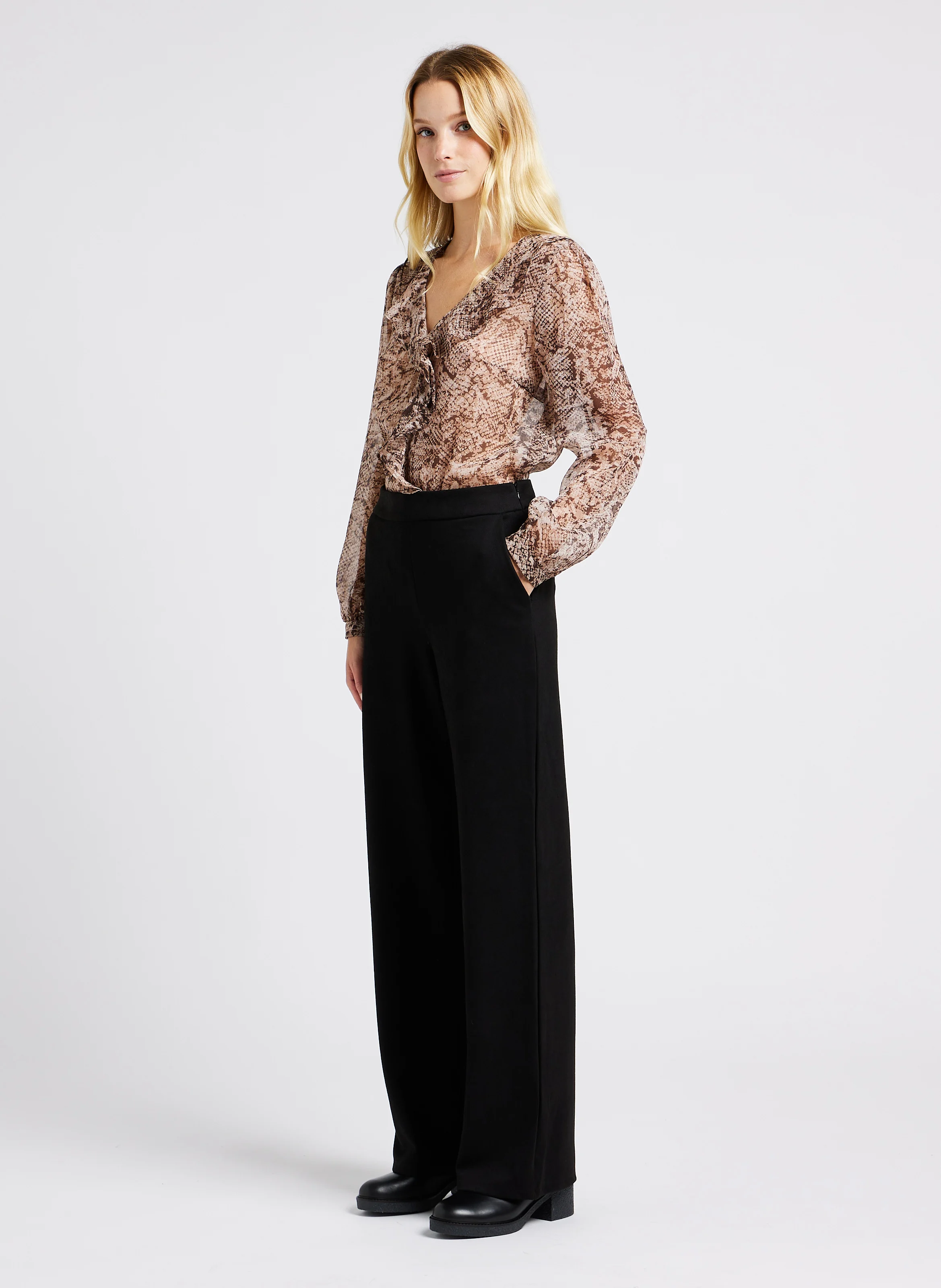 LISANE - Top col V imprimé python à volants| Beige