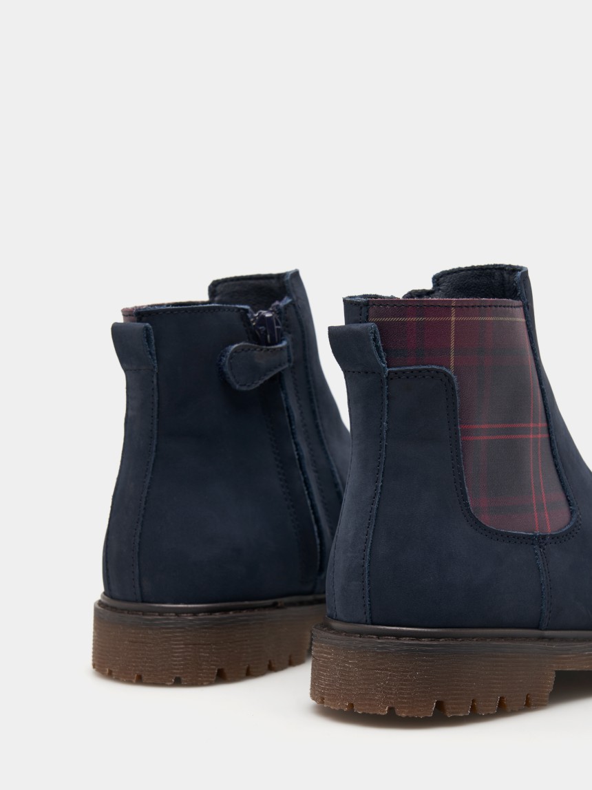 Botins chelsea em camurça