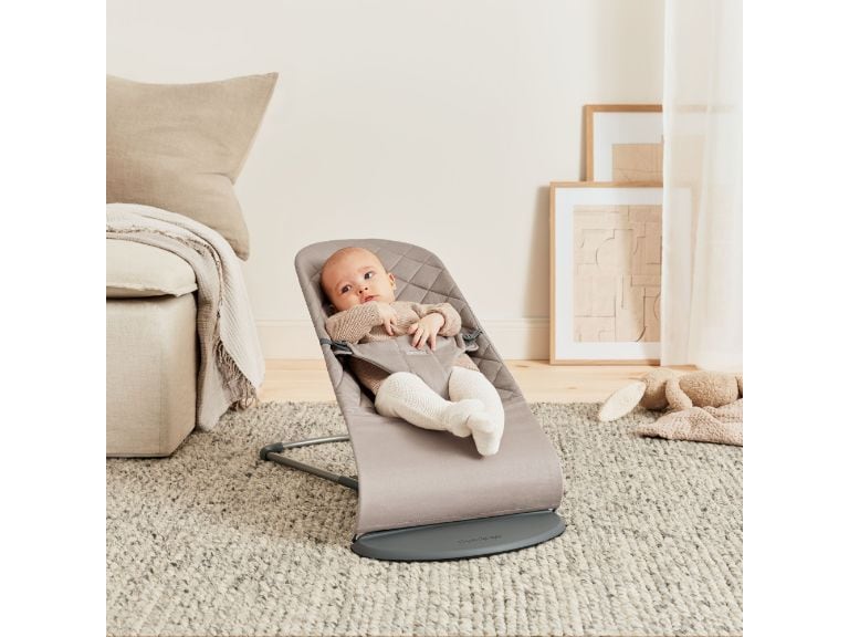 Babybjörn Babywippe Soft gewebt Classic Quilt Sandgrau Ergonomisch, sichere Wippe für Ihr Baby