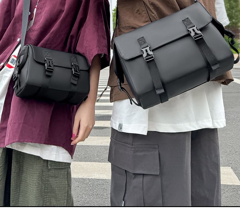 Hikuozy - Crossbodytas met gesp en klep