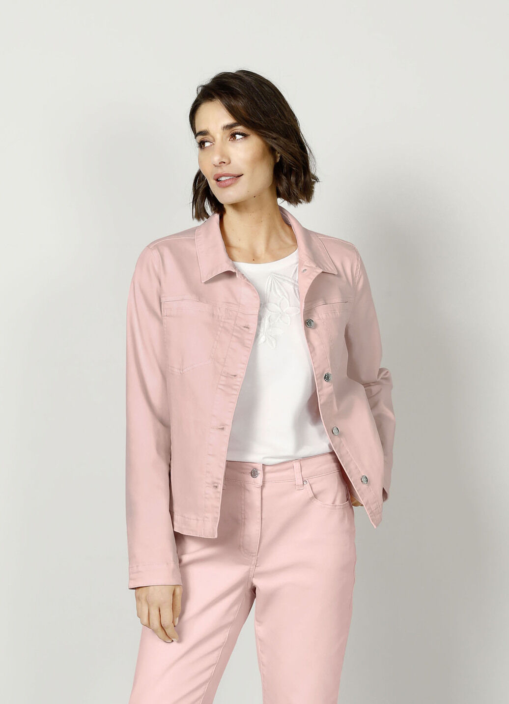 Jeansjacke mit stiltypischen Nähten