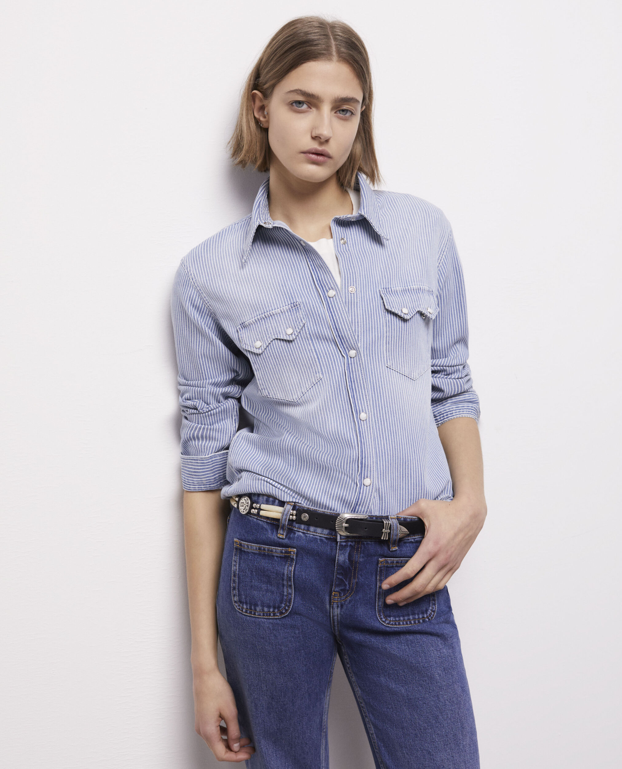 Chemise à rayures bleues et blanches