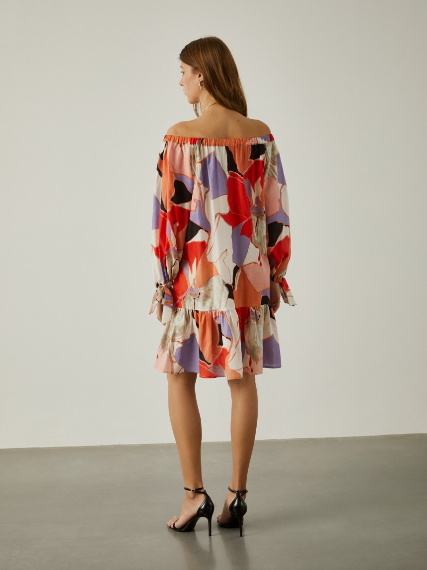 Vestido curto com padrão abstrato