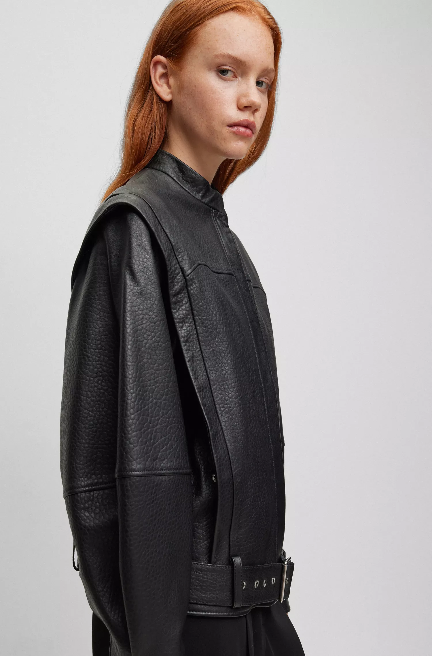 Jaqueta de couro HUGO vermelha, modelagem oversized e mangas removíveis com zíper.
