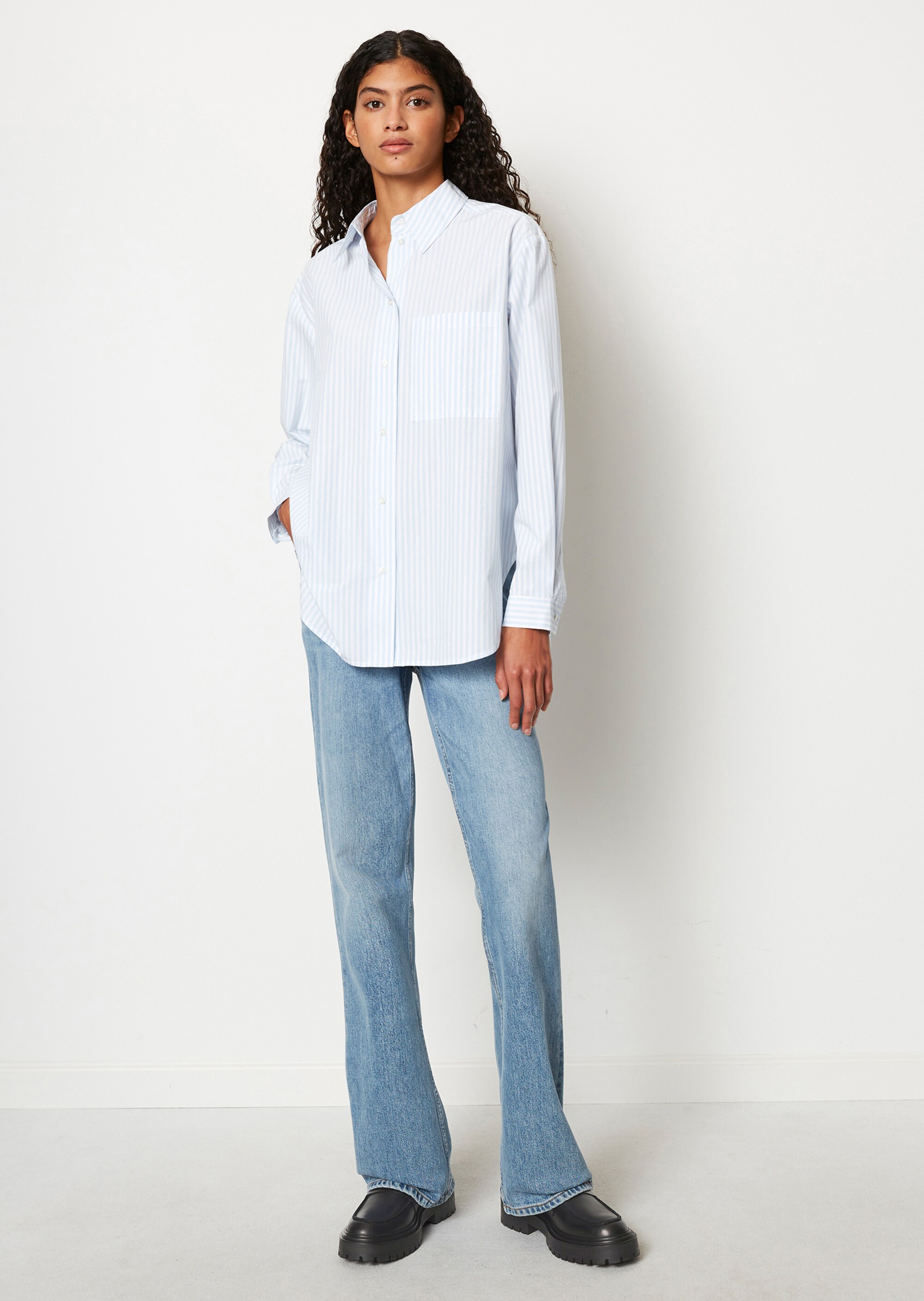 Streifen-Bluseim Boyfriend-Stil